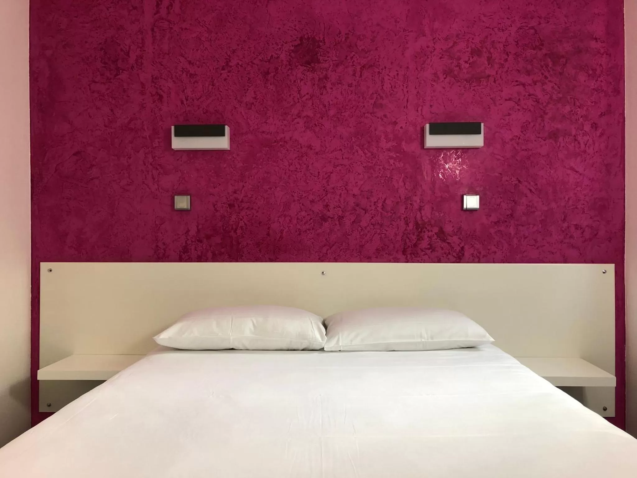 Bedroom, Bed in HALT HOTEL - Choisissez l'Hôtellerie Indépendante