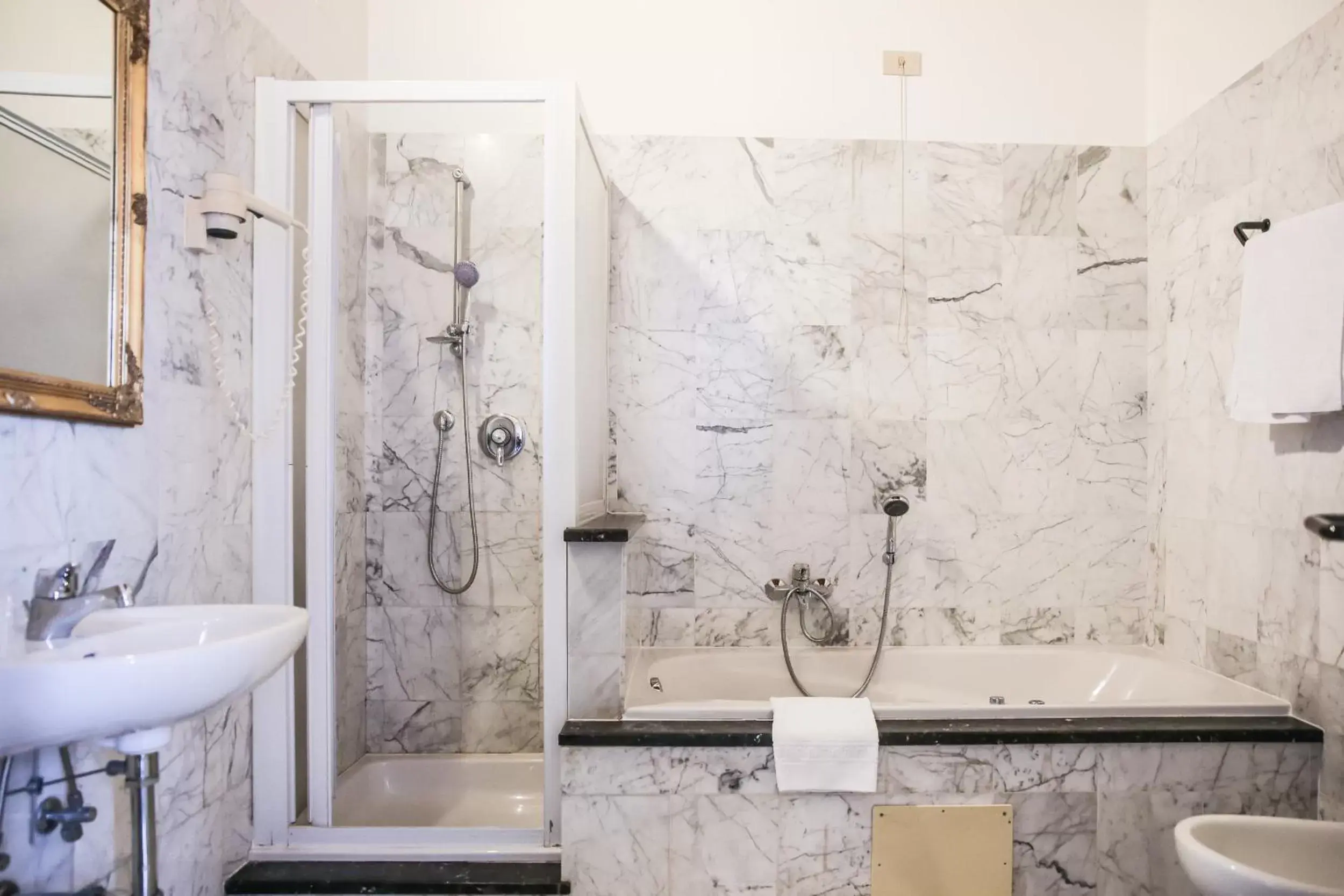 Shower, Bathroom in Hotel Villa Pigalle
