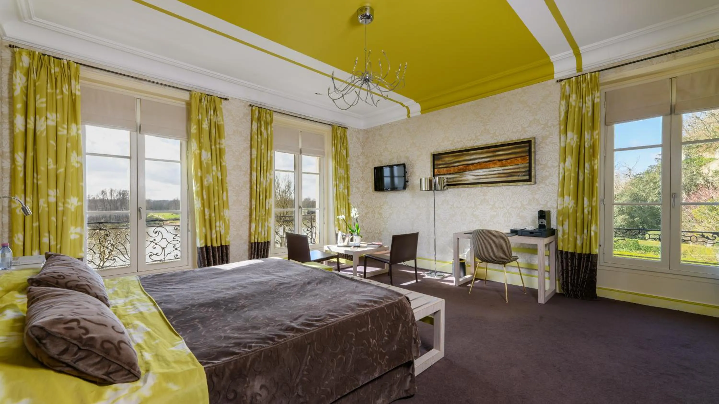 Photo of the whole room, Bed in Hotel Les Hautes Roches