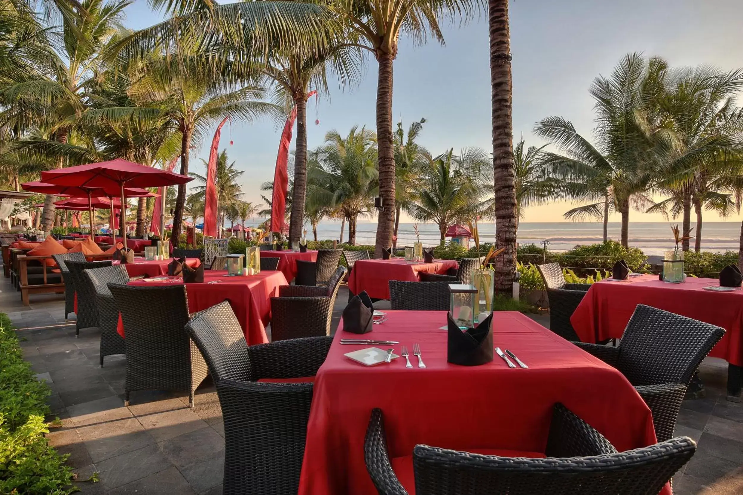 Restaurant/Places to Eat in Legian Beach Hotel