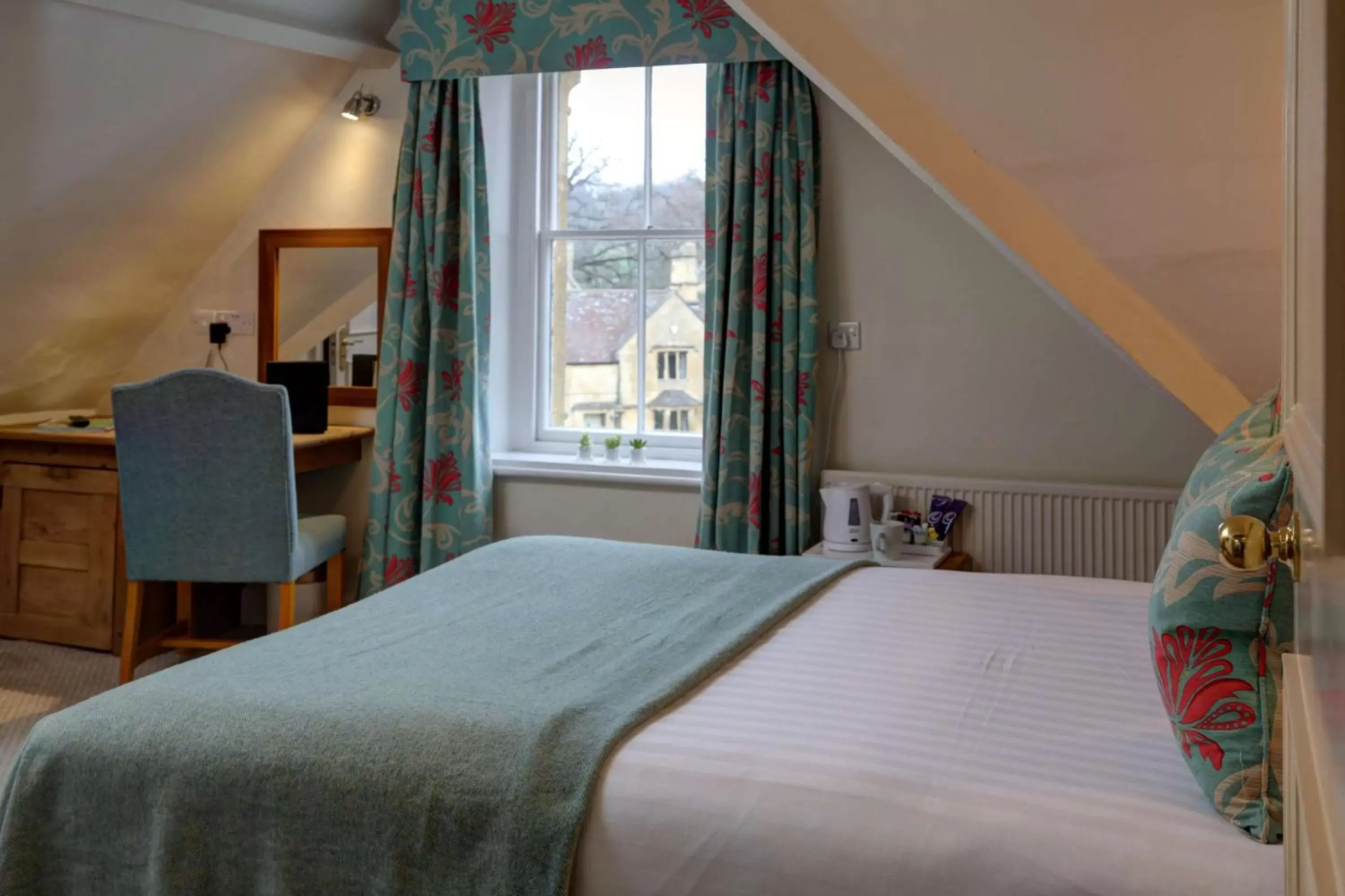 Photo of the whole room, Bed in Three Ways House Hotel