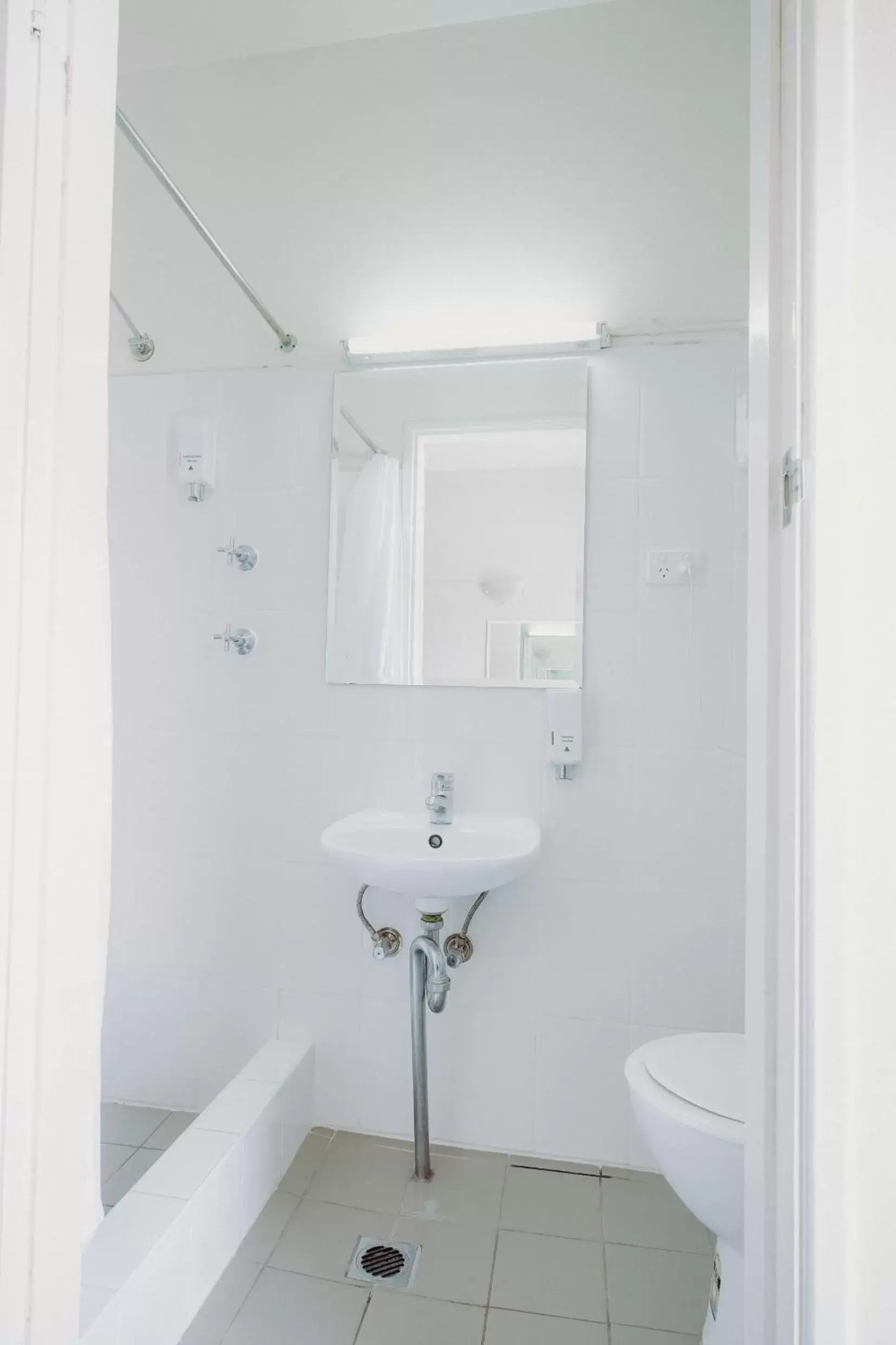 Shower, Bathroom in Artesian Spa Motel