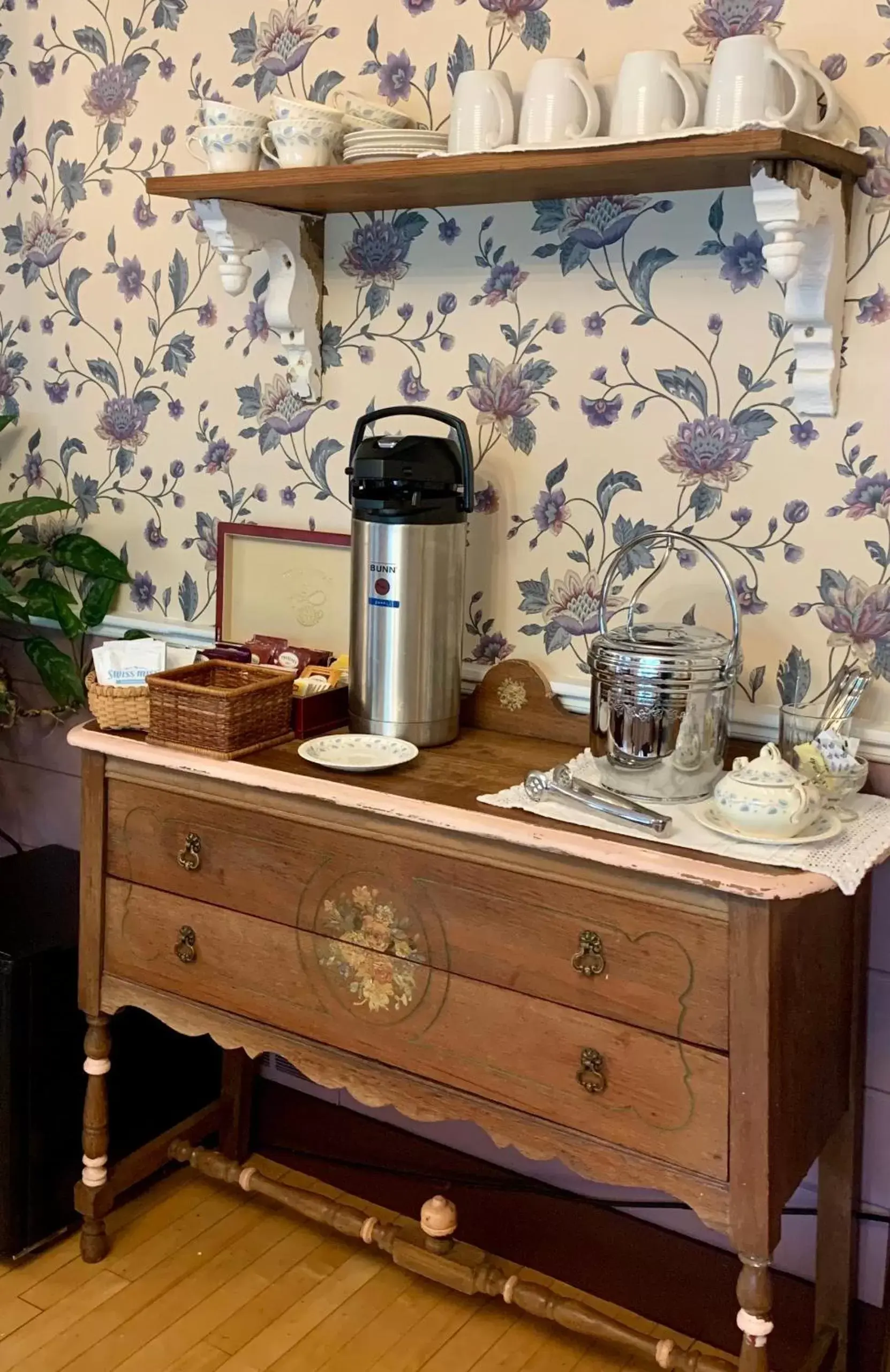 Food and drinks, Coffee/Tea Facilities in Buttonwood Inn on Mount Surprise