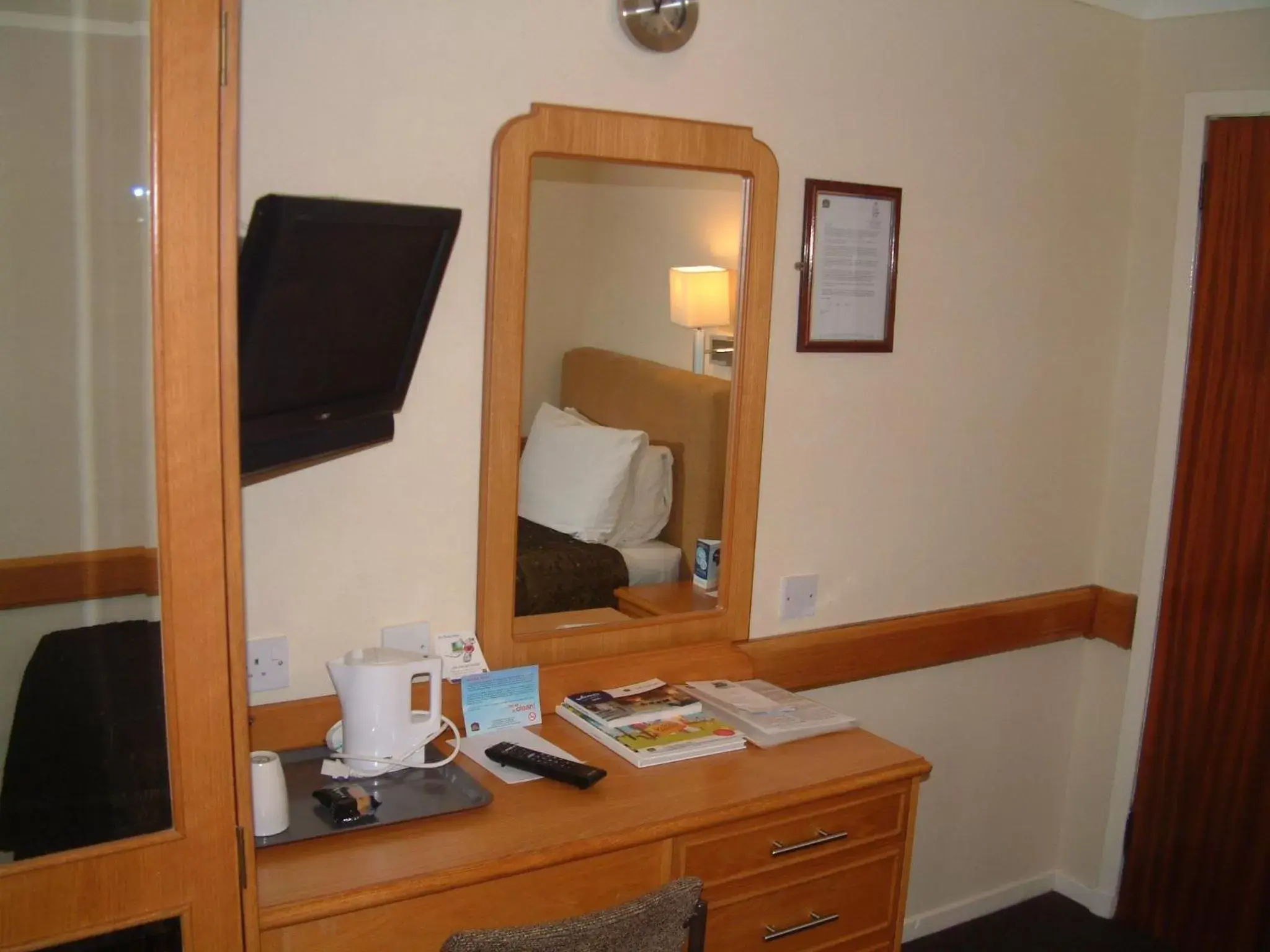 TV and multimedia, TV/Entertainment Center in Best Western Kings Manor