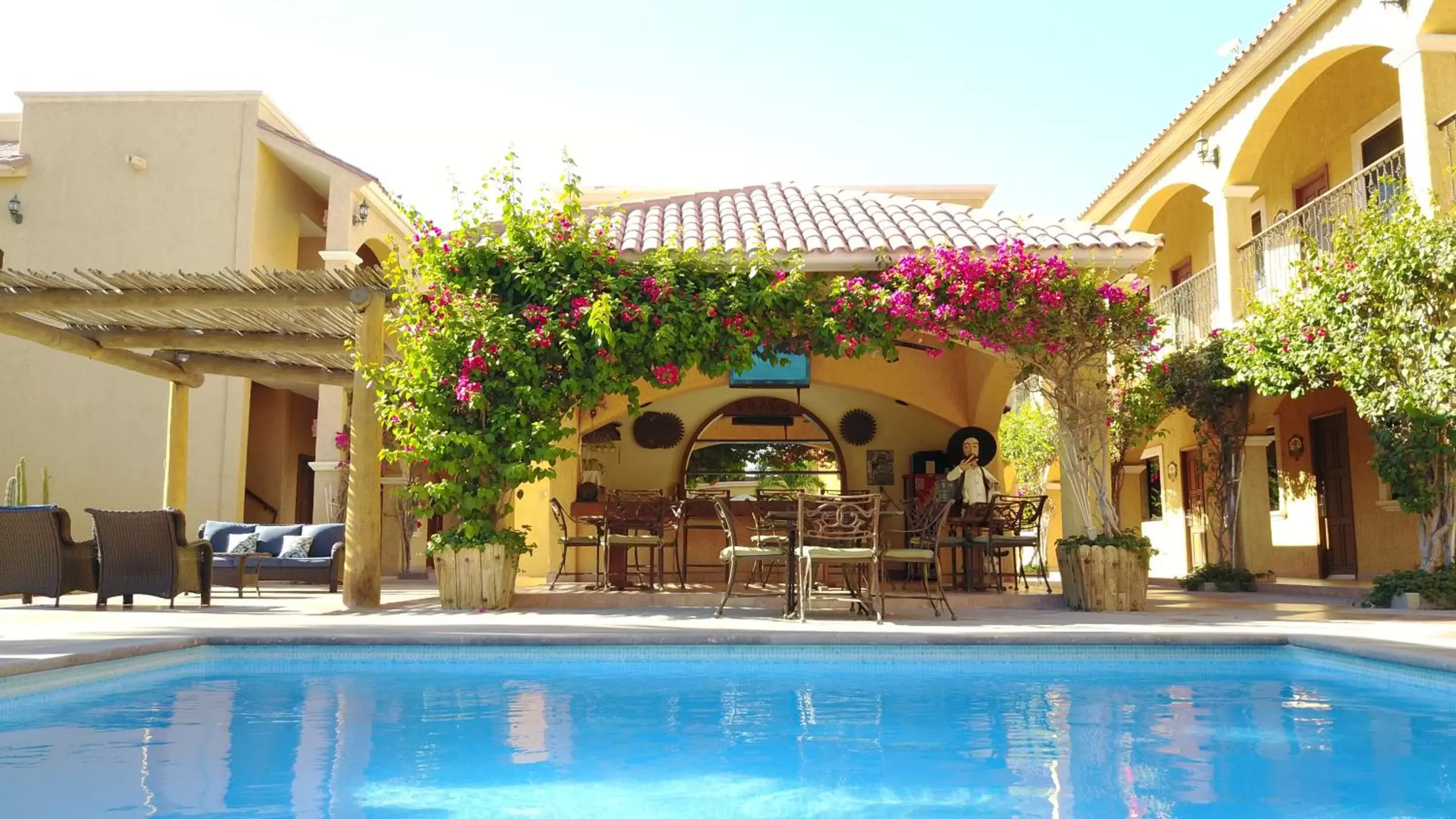 Lounge or bar, Swimming Pool in Hacienda Suites Loreto