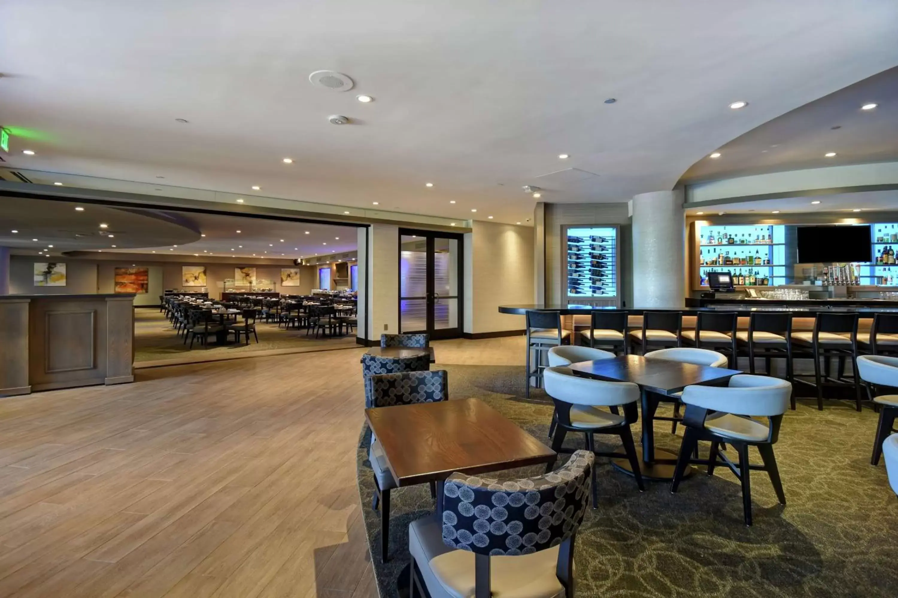 Dining area, Lounge/Bar in DoubleTree by Hilton Pleasanton at The Club