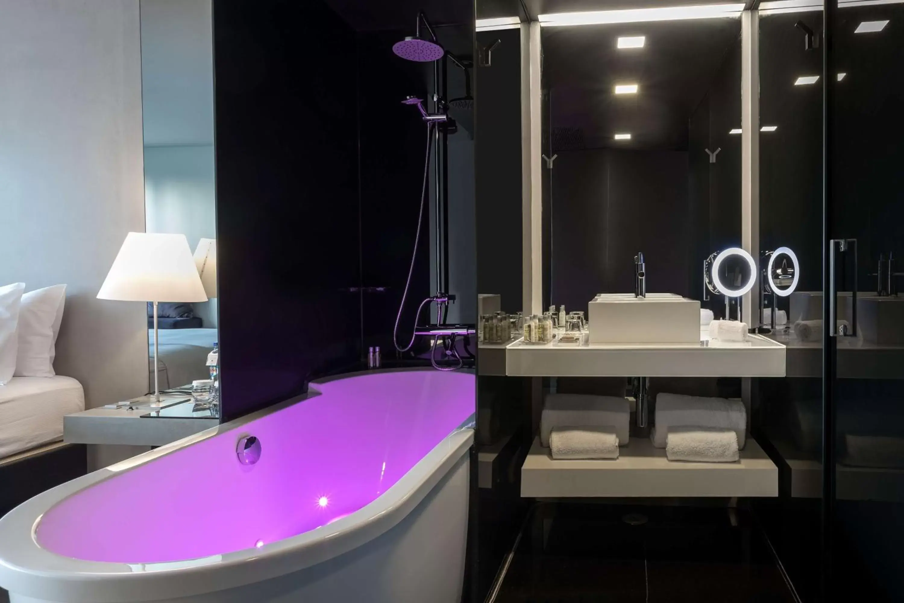Bathroom in DoubleTree by Hilton Lisbon Fontana Park