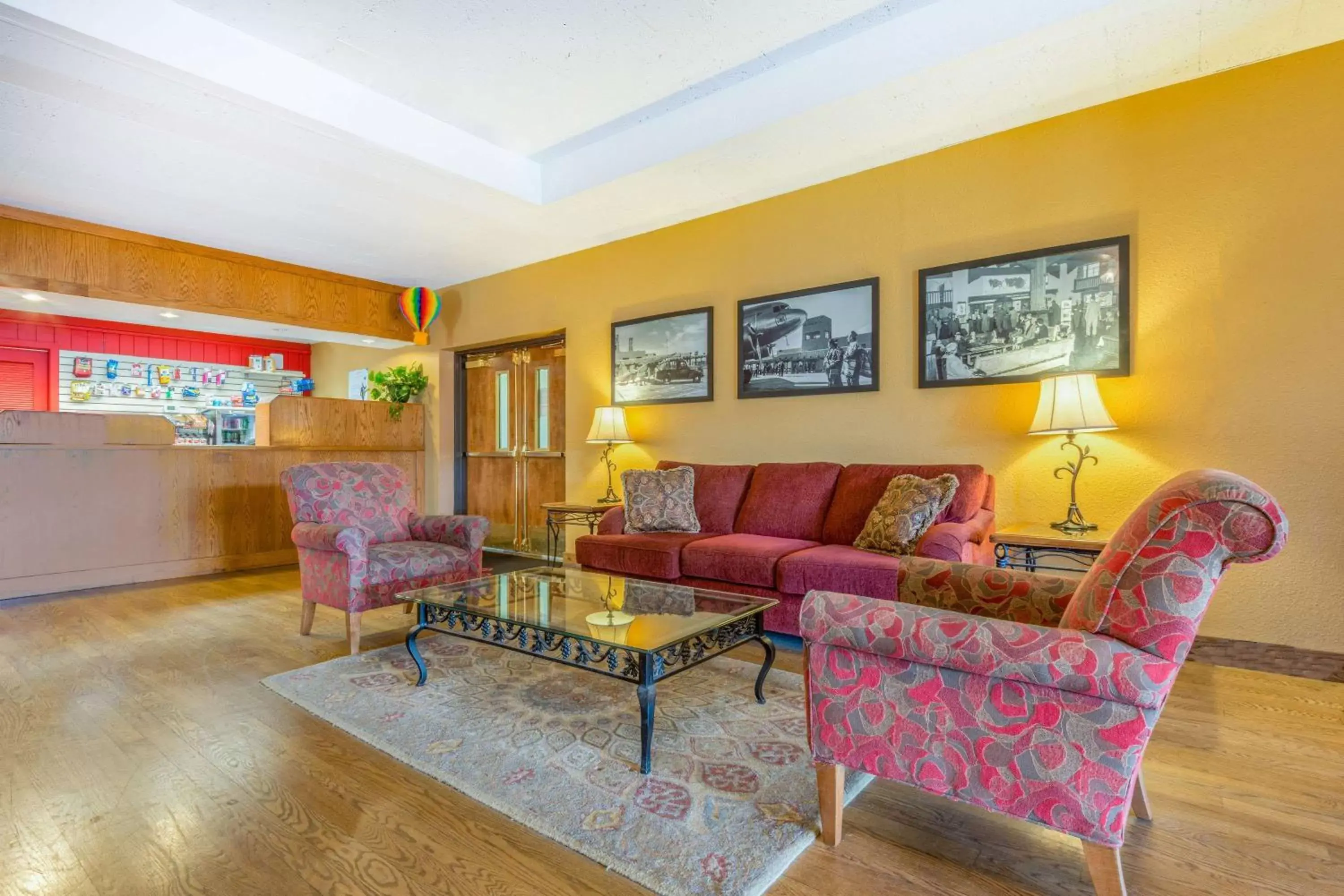 Lobby or reception, Seating Area in Ramada by Wyndham Albuquerque Airport