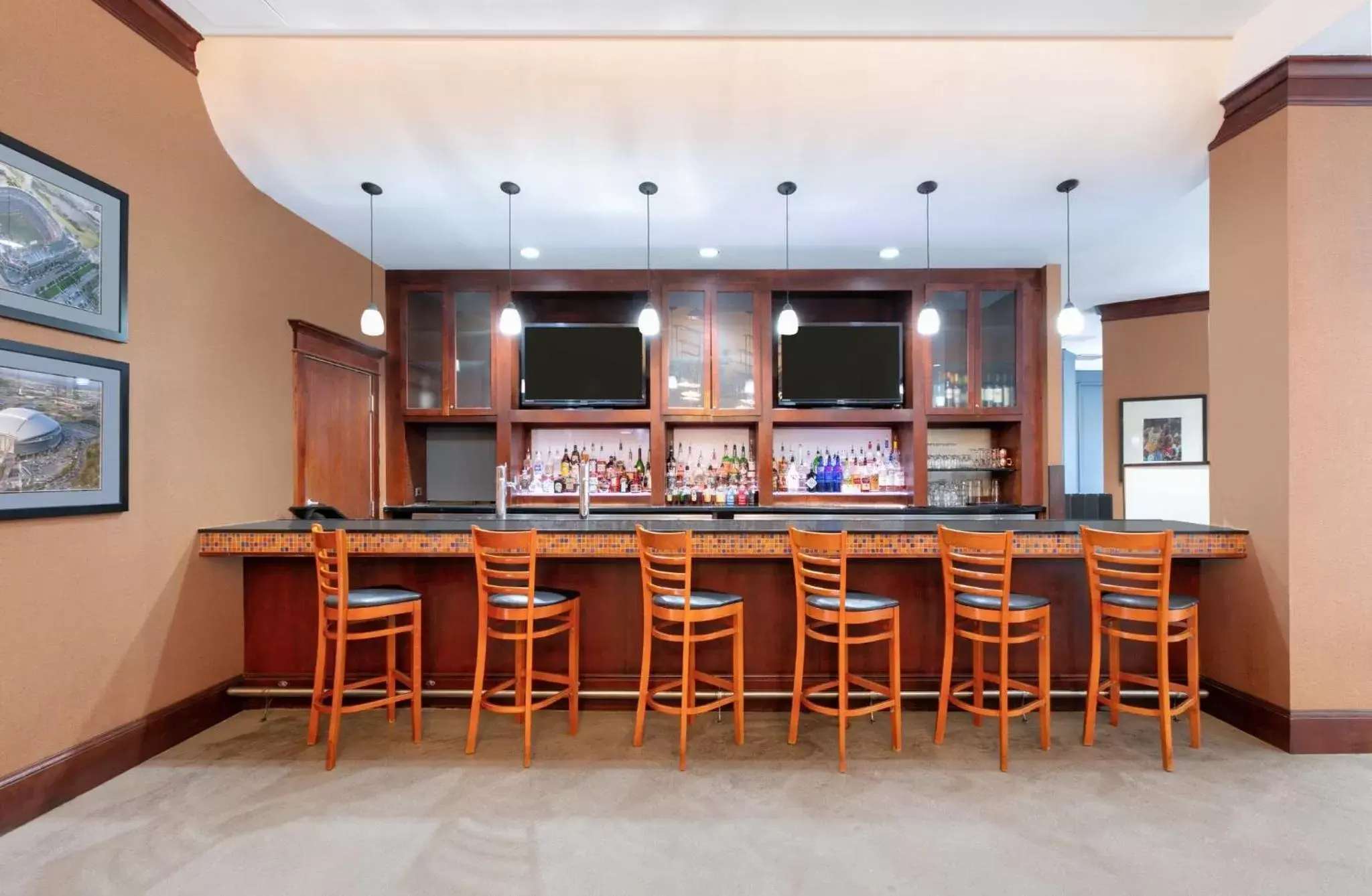 Lounge or bar in Crowne Plaza Suites Arlington, an IHG Hotel