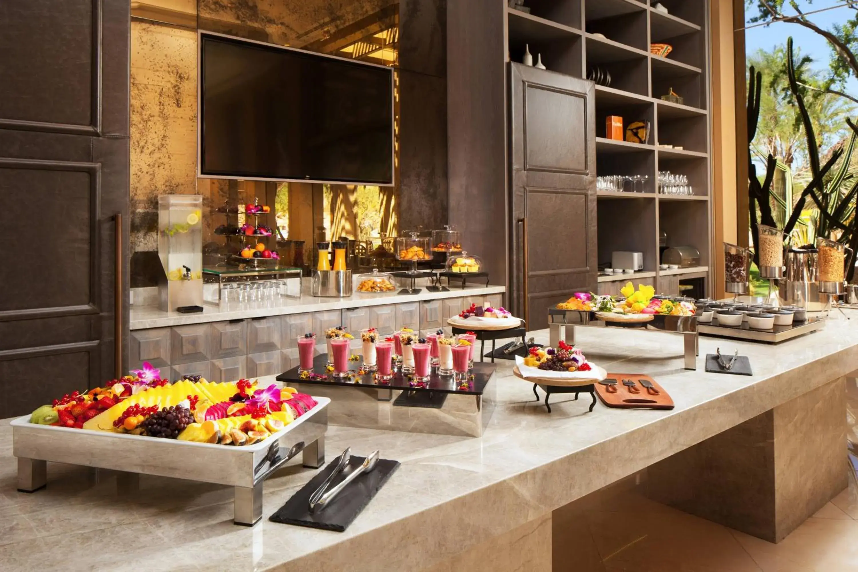 Lounge or bar in The Canyon Suites At The Phoenician, A Luxury Collection Resort