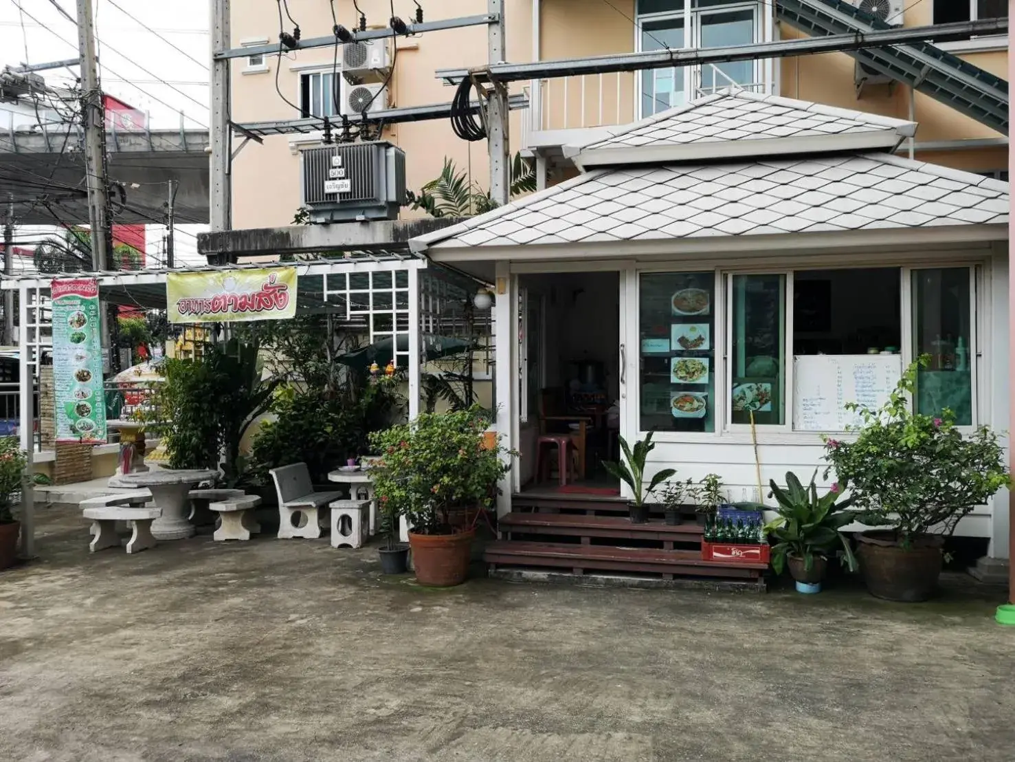 Restaurant/places to eat in Thana Place Charunsanitwong 34