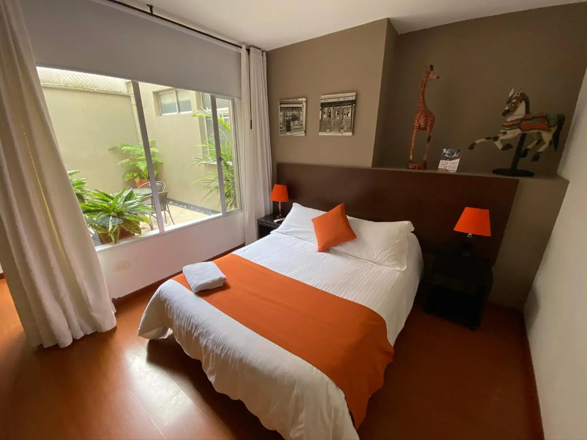 Photo of the whole room, Bed in Juliette ApartaSuites