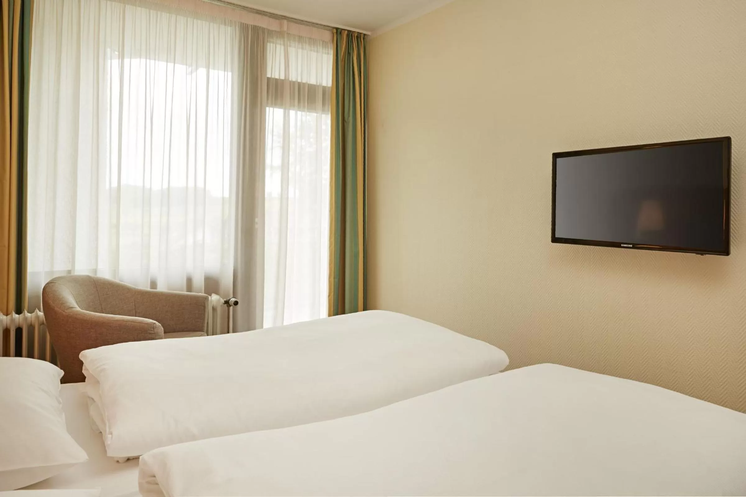 Bedroom, Bed in H+ Hotel Willingen