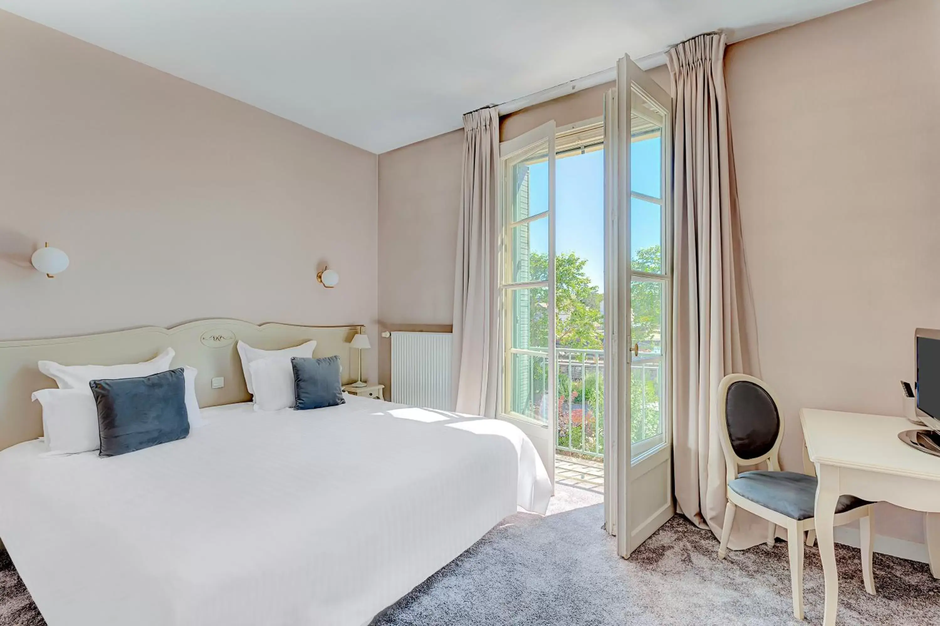 Bed in Hôtel Le Maxime - Best Western Signature Collection Bed in Hôtel Le Maxime - Best Western Signature Collection