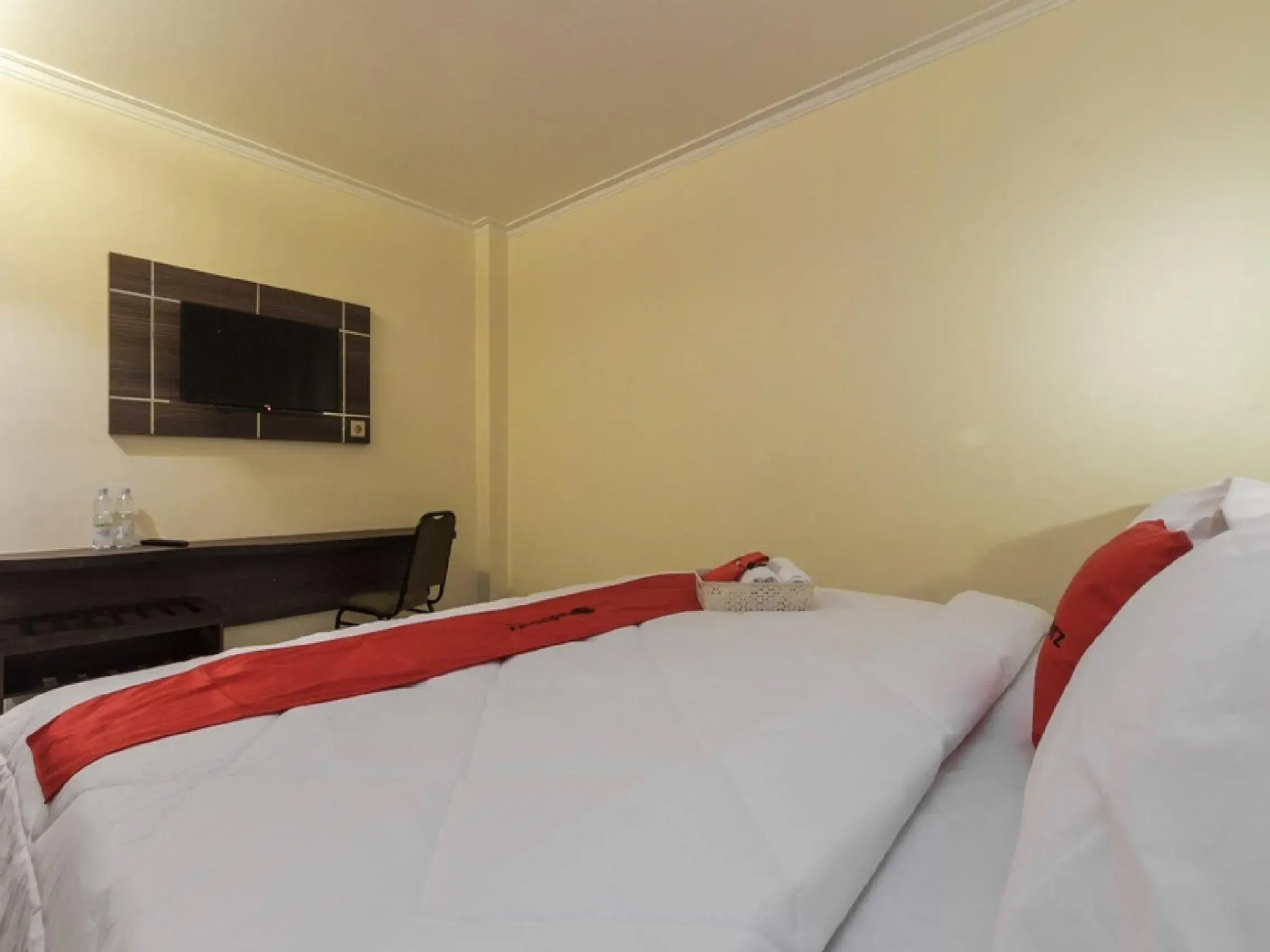 Bedroom, Bed in RedDoorz Plus @ Boulevard Panakkukang