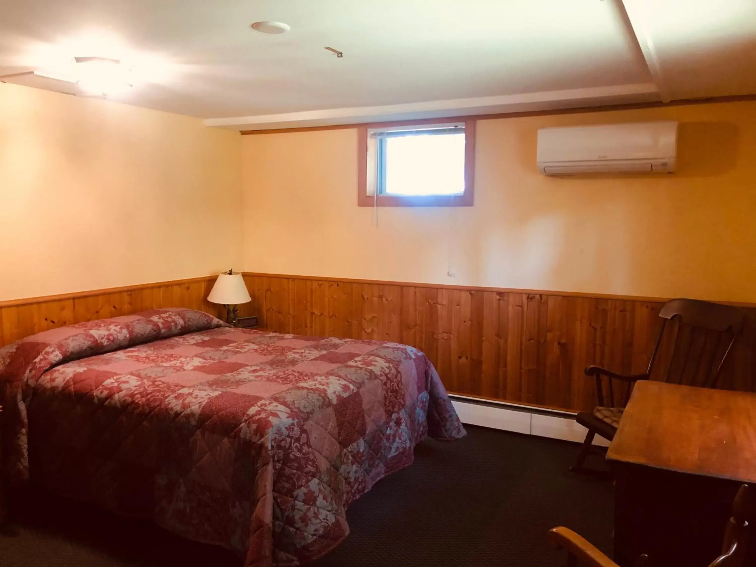 Photo of the whole room, Bed in Gray Ghost Inn