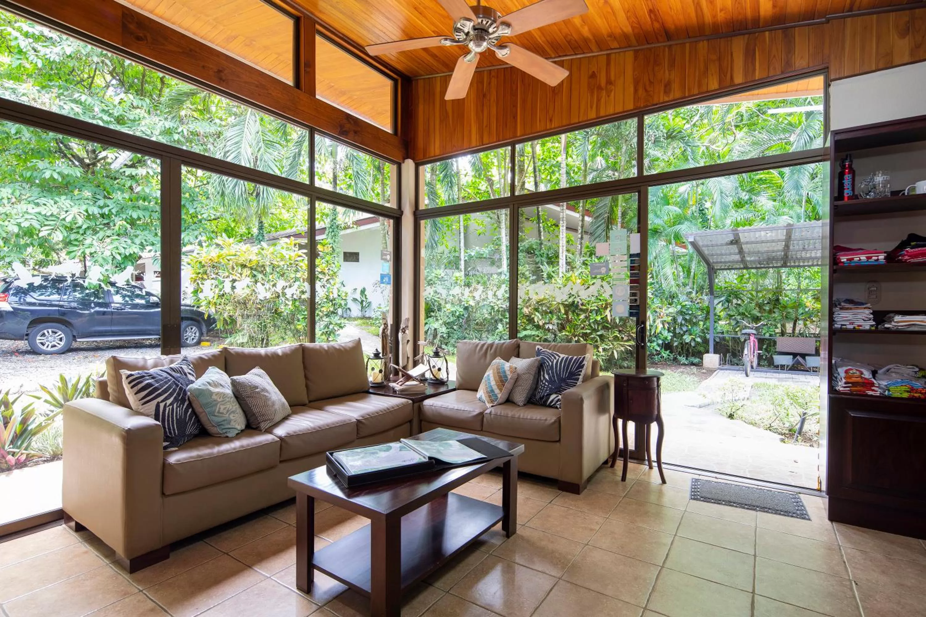 On-site shops in Pumilio Mountain & Ocean Hotel