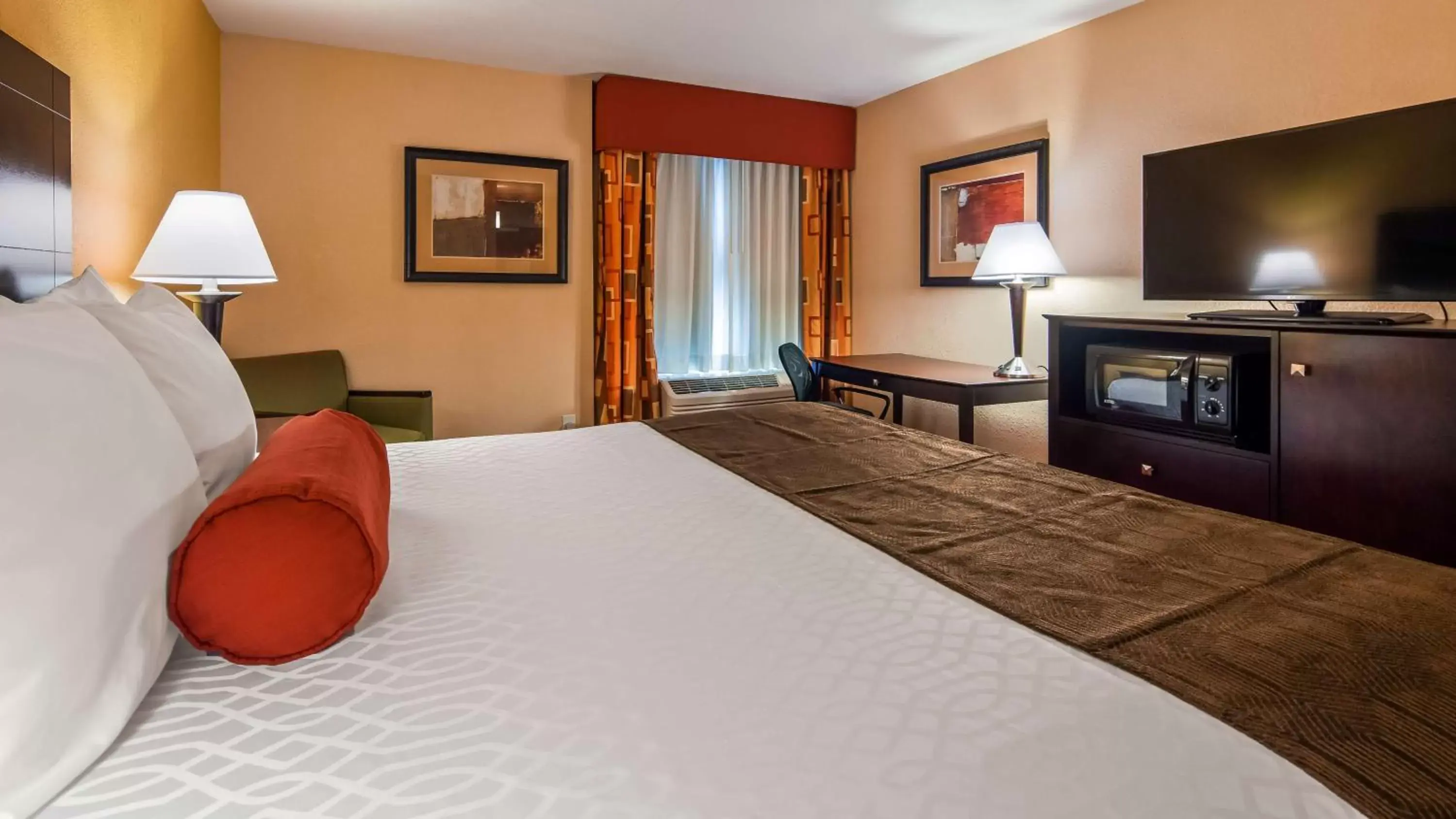 Photo of the whole room, Bed in Best Western Plus Parkway Hotel