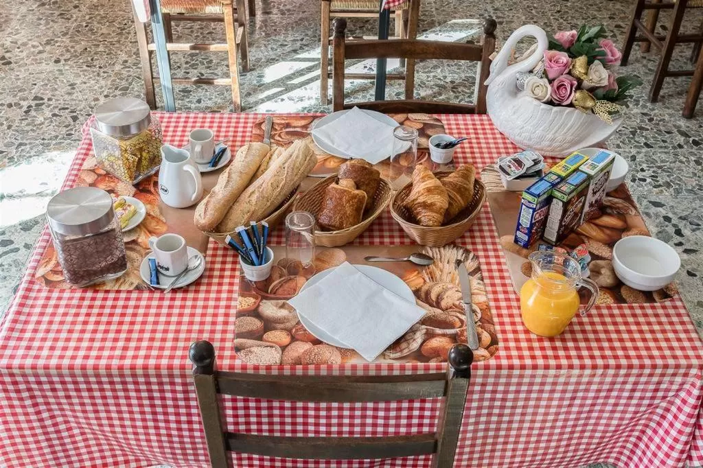 Breakfast in HOTEL DU CYGNE DE LA CROIX BLANCHE