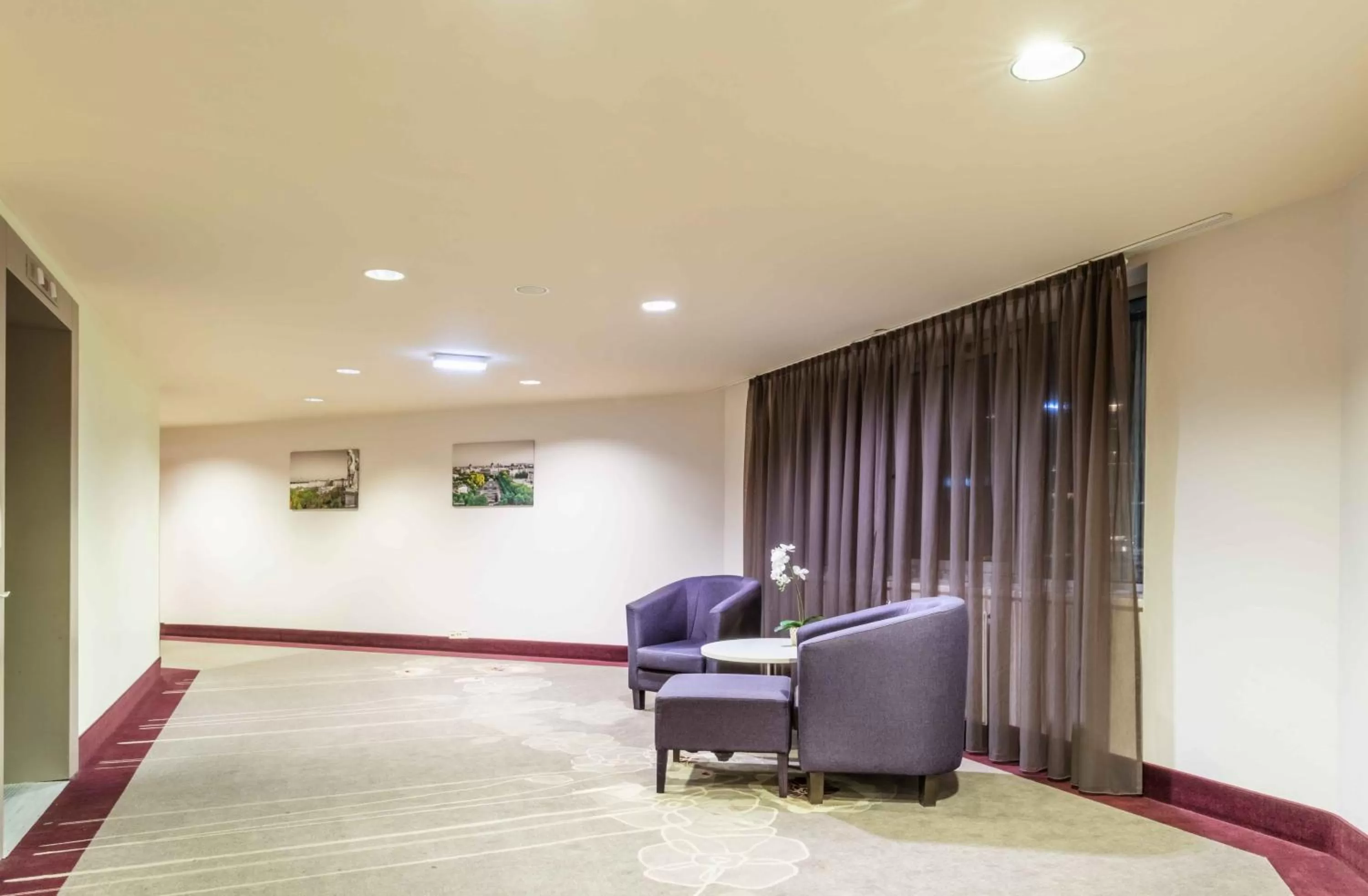 Seating area in PLAZA Premium Wien