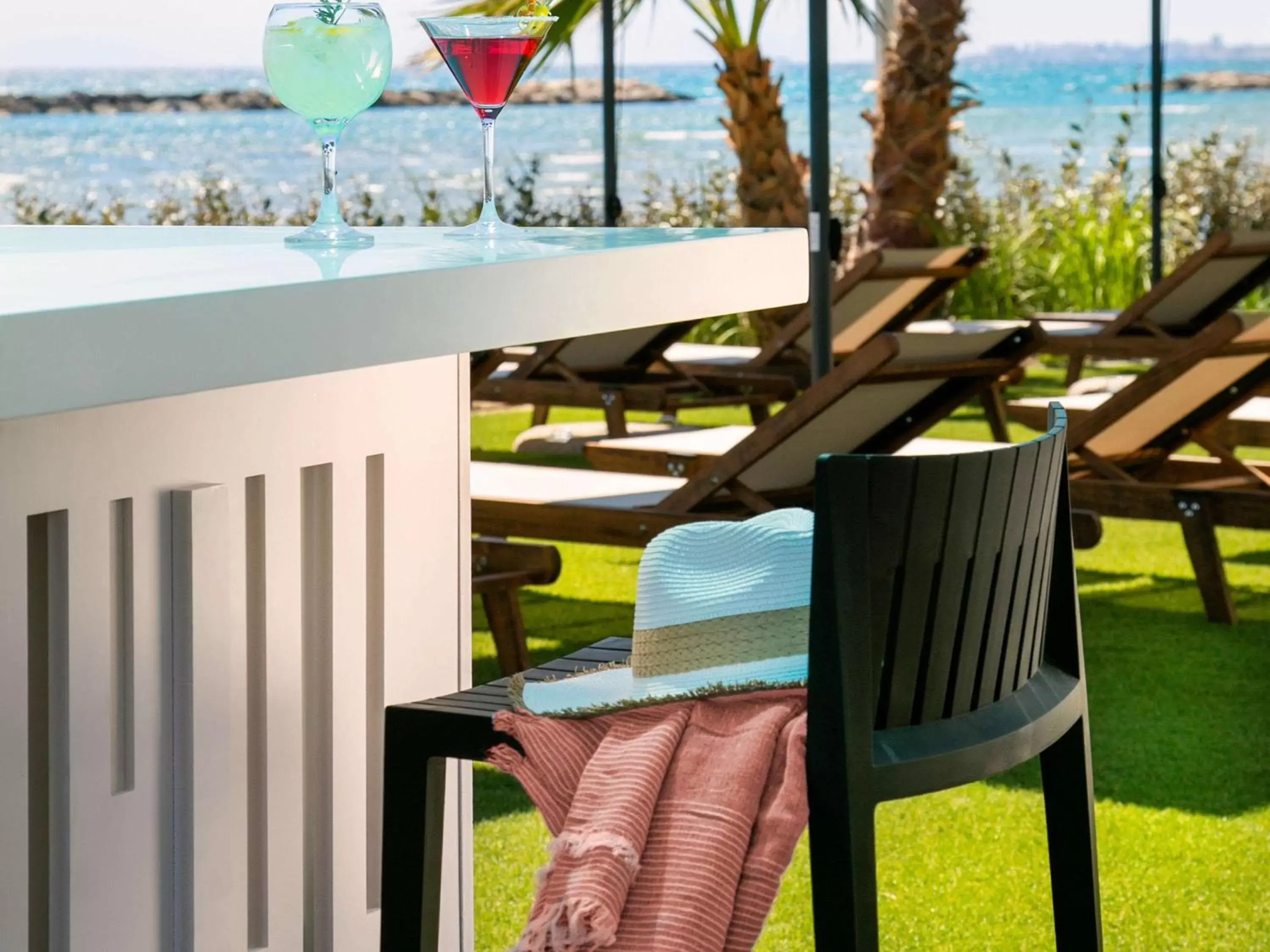 Lounge or bar in Mercure Larnaca Beach Resort