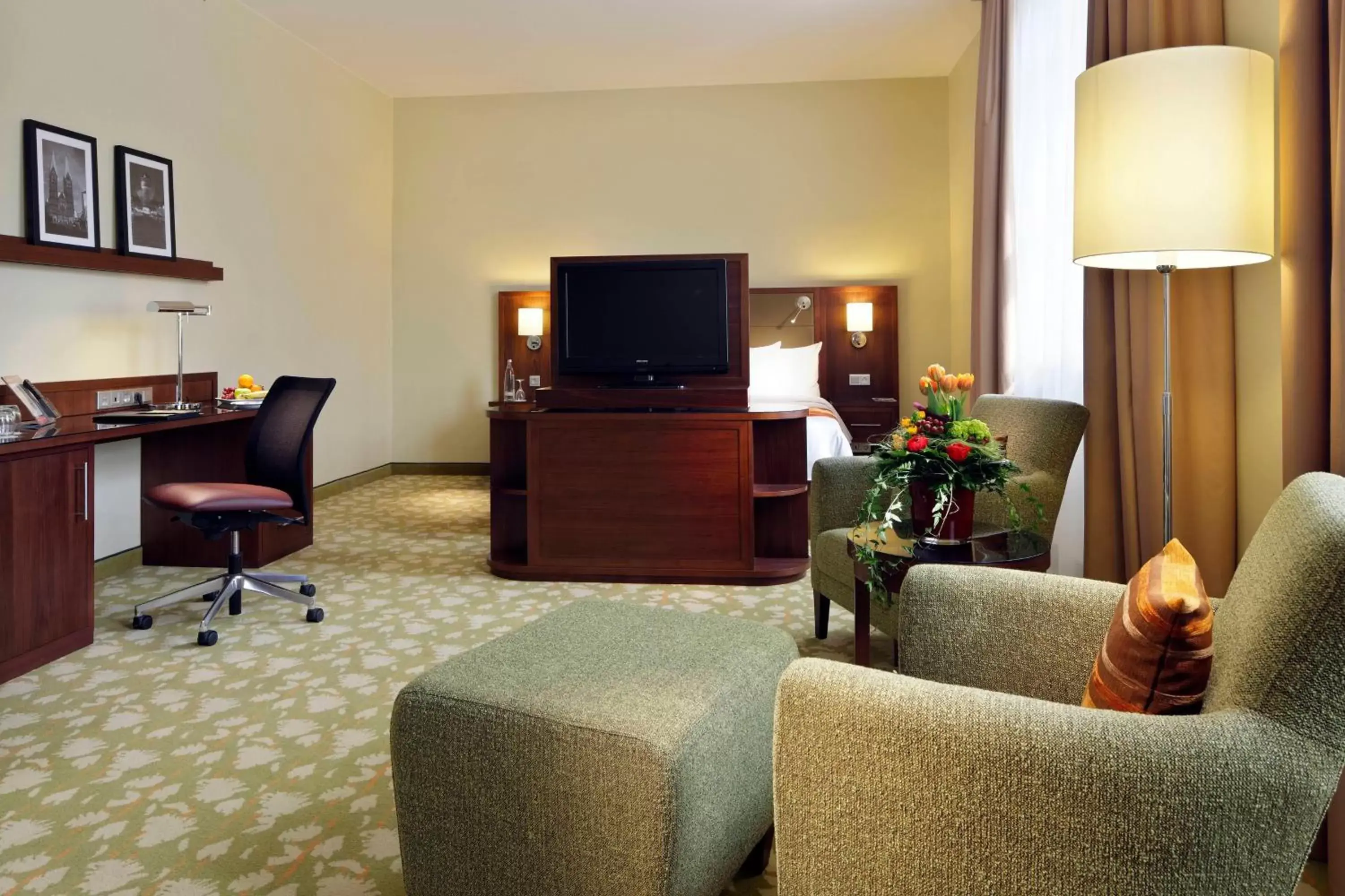 Photo of the whole room, TV/Entertainment Center in Courtyard by Marriott Bremen