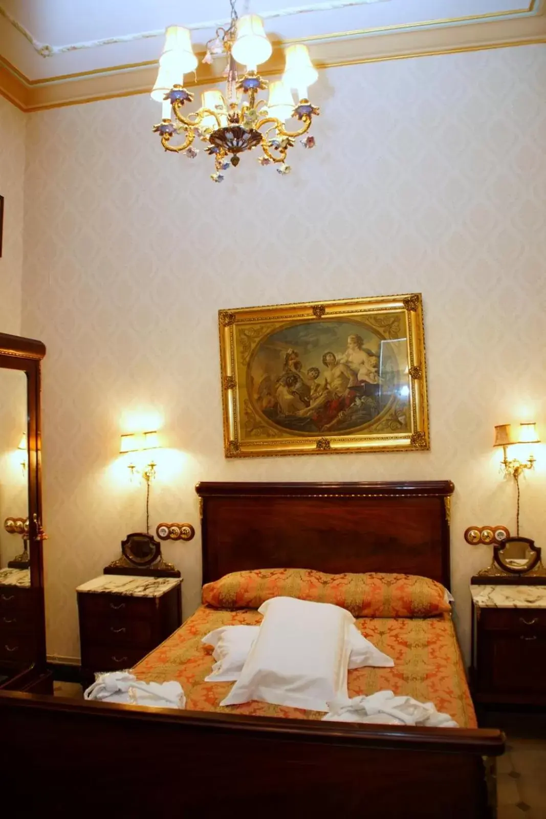 Bed in Sitges Royal Rooms