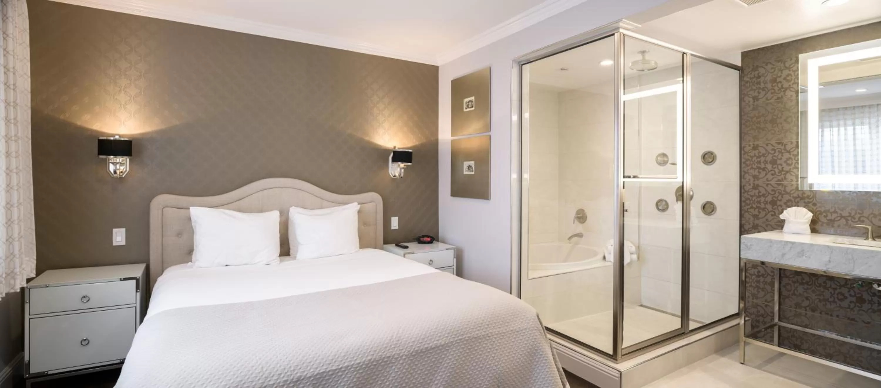 Photo of the whole room, Bed in Woodcrest Hotel Cupertino