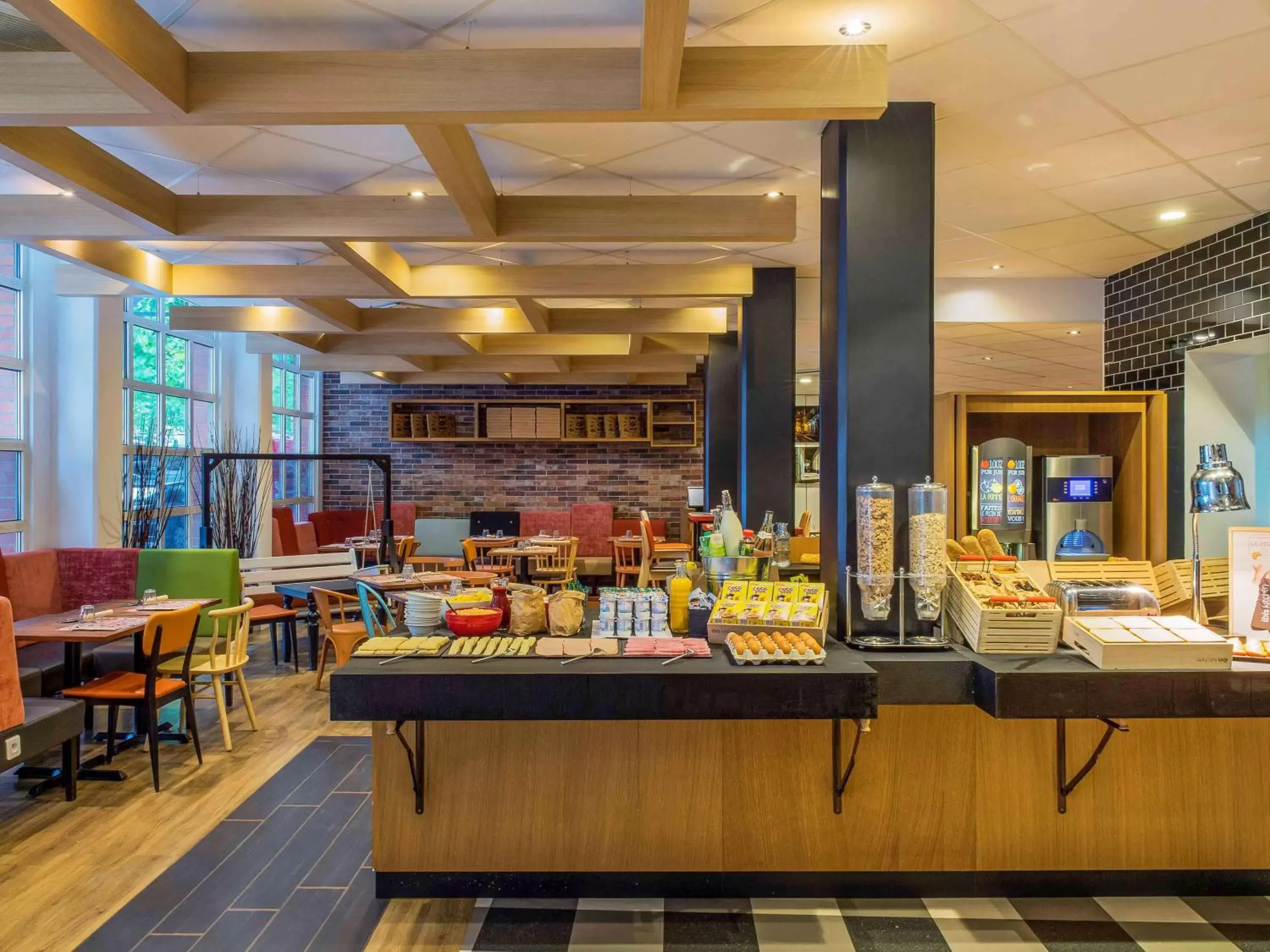 Restaurant/Places to Eat in ibis Lille Roubaix Centre Grand-Place