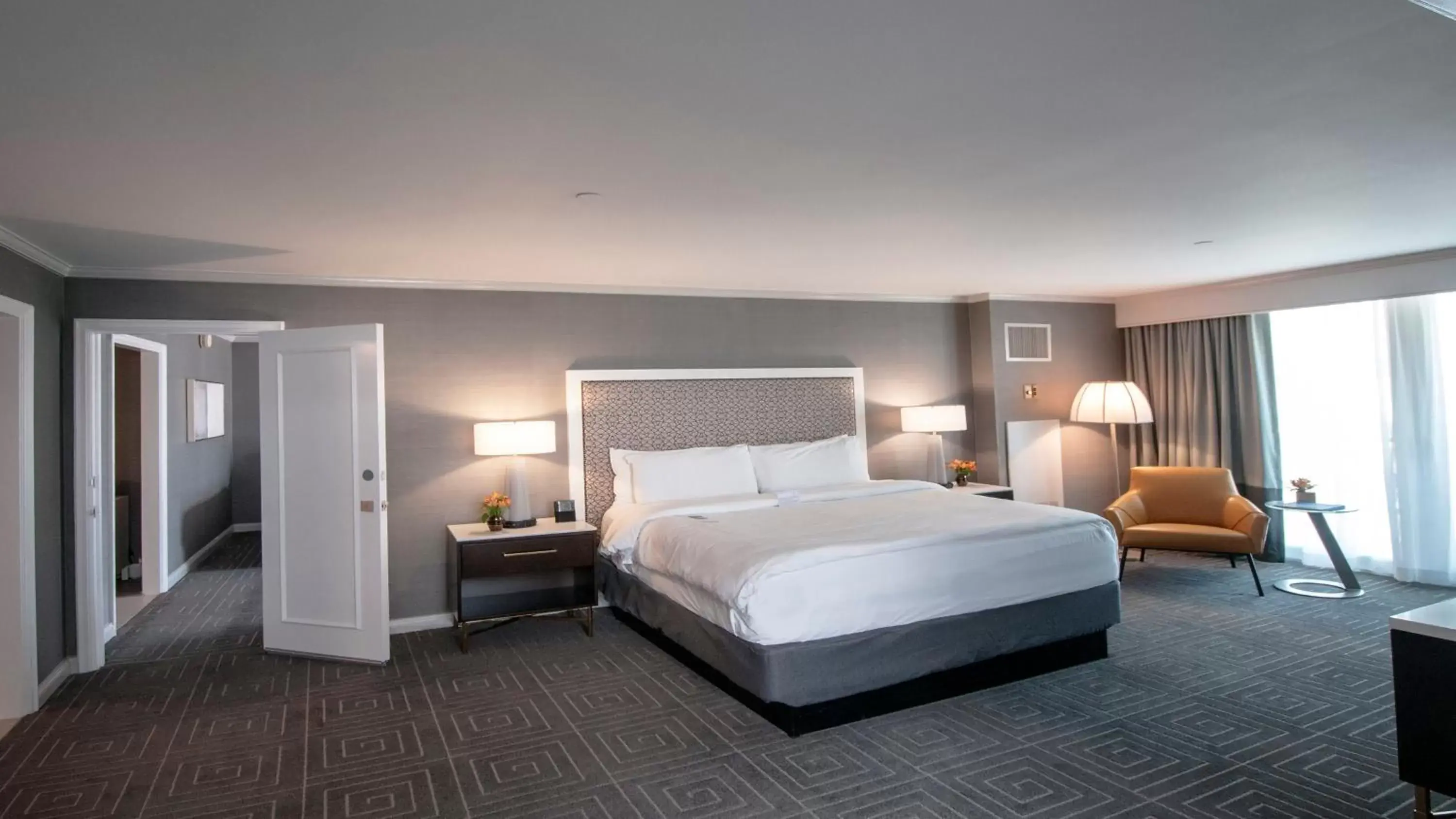 Photo of the whole room, Bed in InterContinental Kansas City at the Plaza, an IHG Hotel