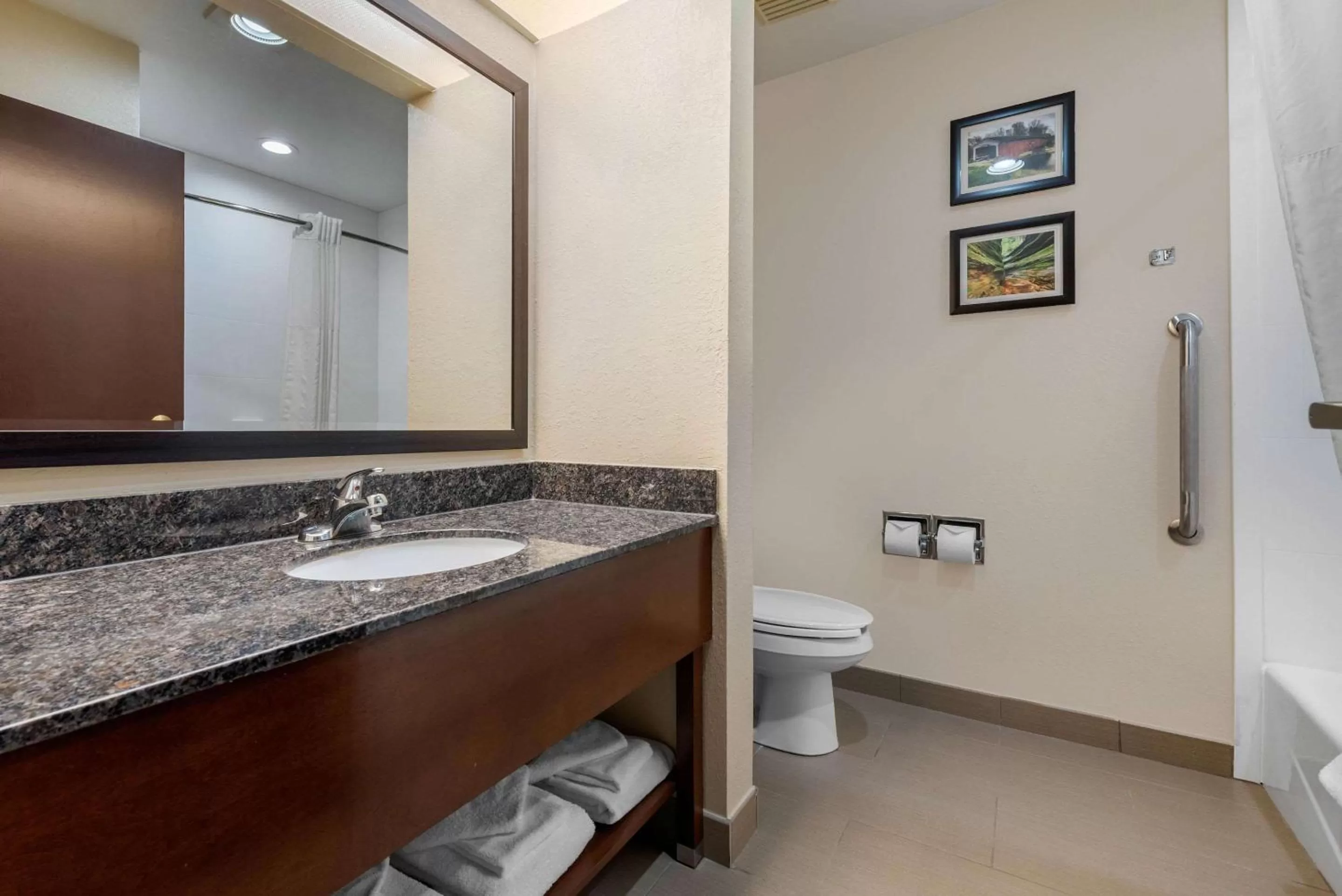 Bedroom in Comfort Suites Lafayette University Area