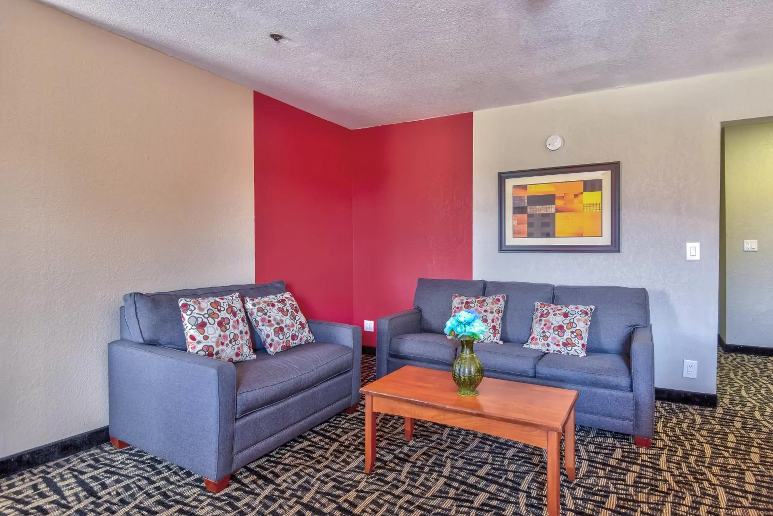 Seating Area in Ramada by Wyndham Oklahoma City Airport North