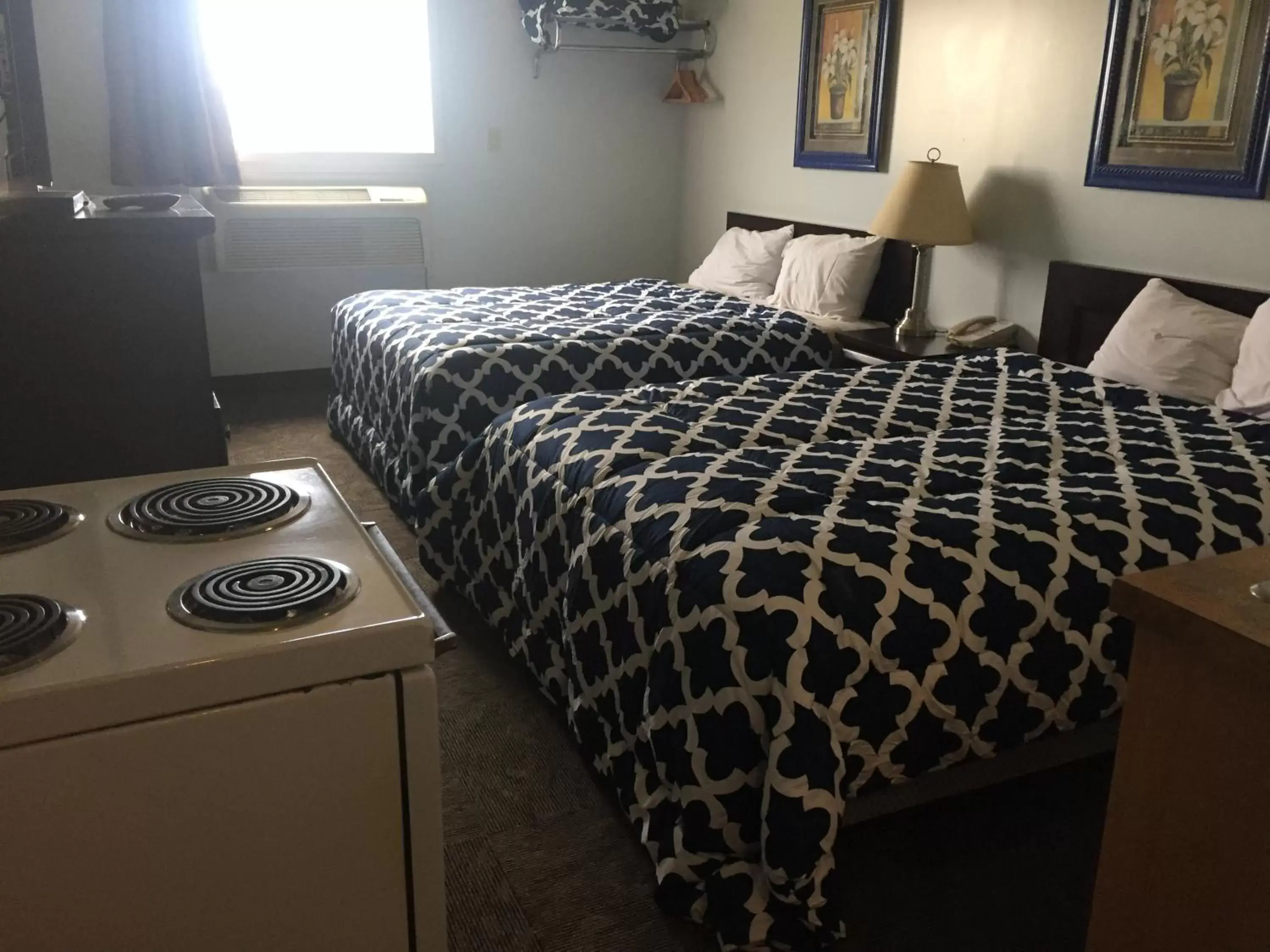 Kitchen or kitchenette, Bed in Travel Inn & Suites