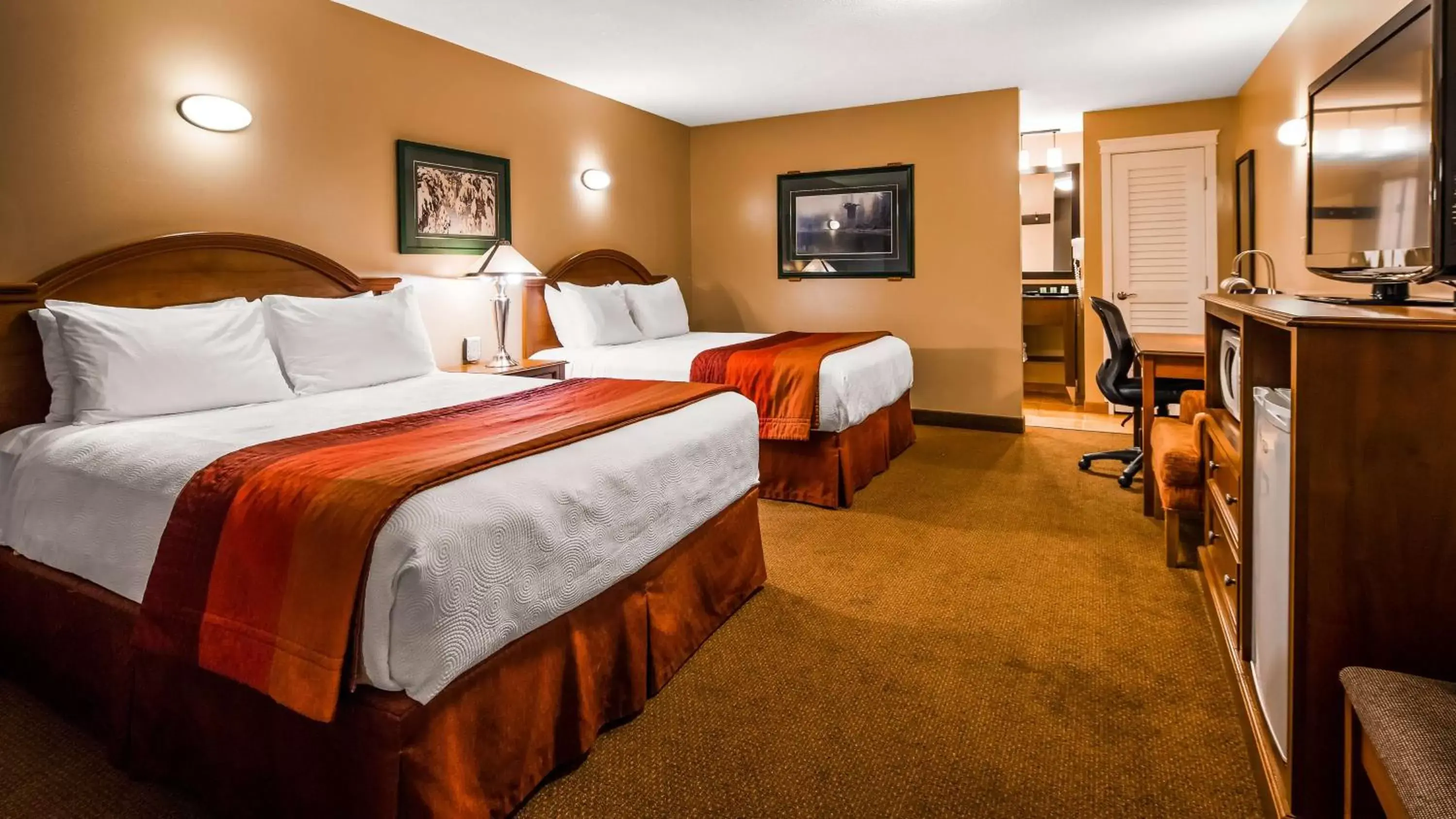 Photo of the whole room, Bed in Best Western Sicamous Inn