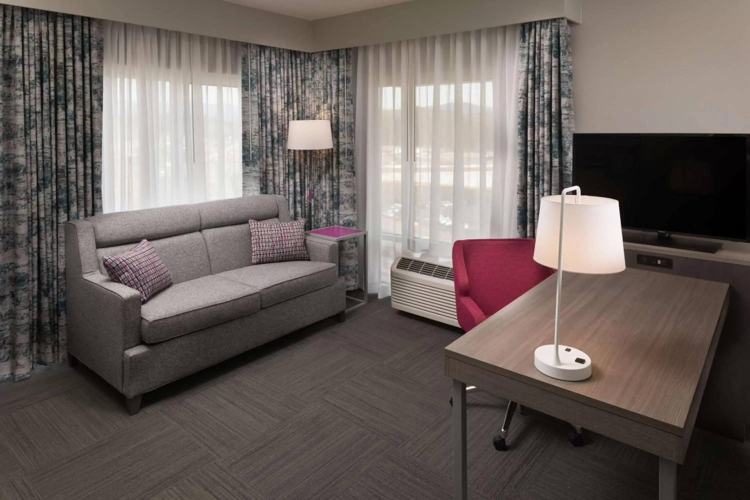 Bedroom, Seating Area in Hampton Inn & Suites Asheville Biltmore Area