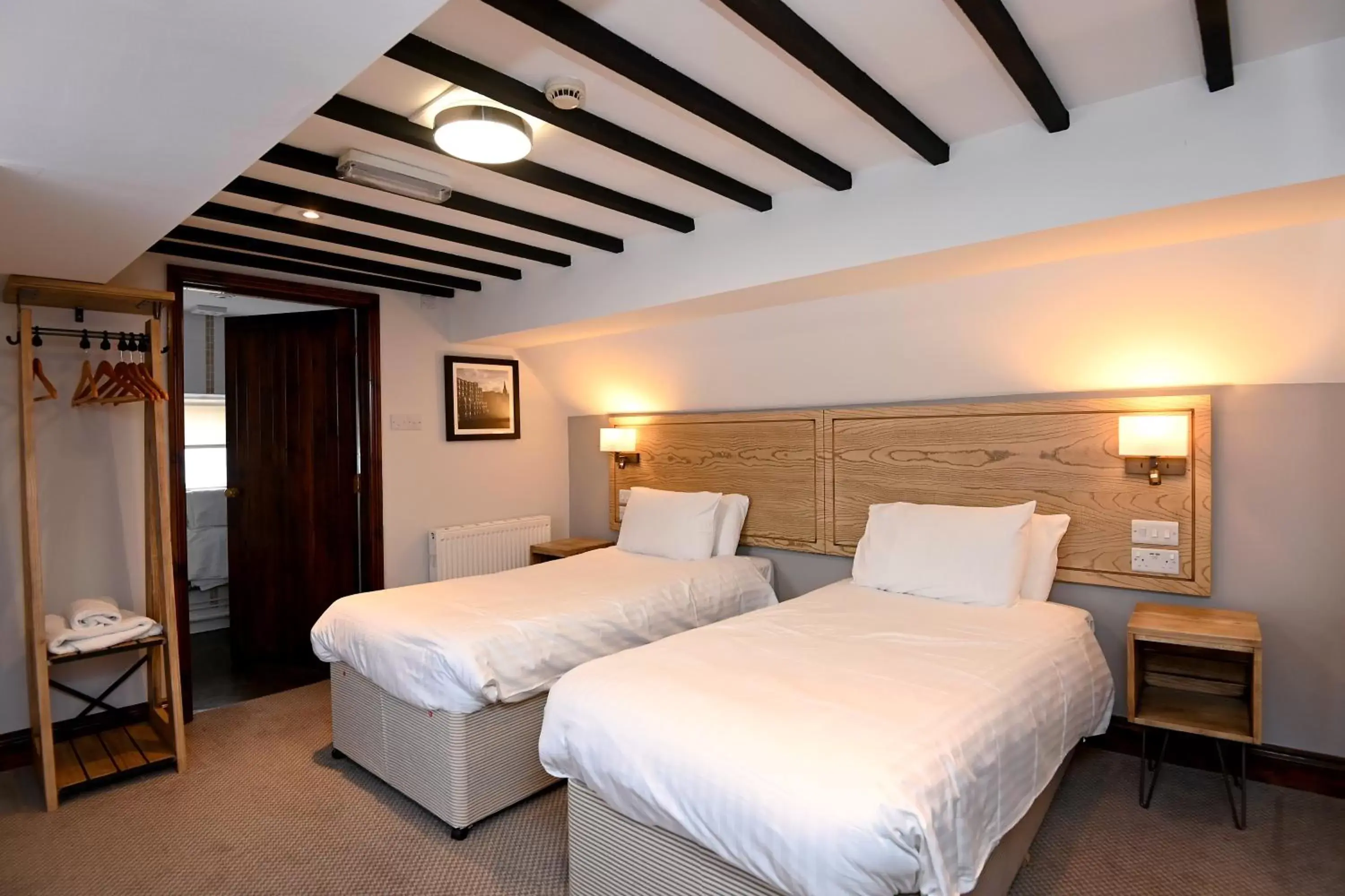 Bedroom, Bed in Swan, Thatcham by Marston's Inns