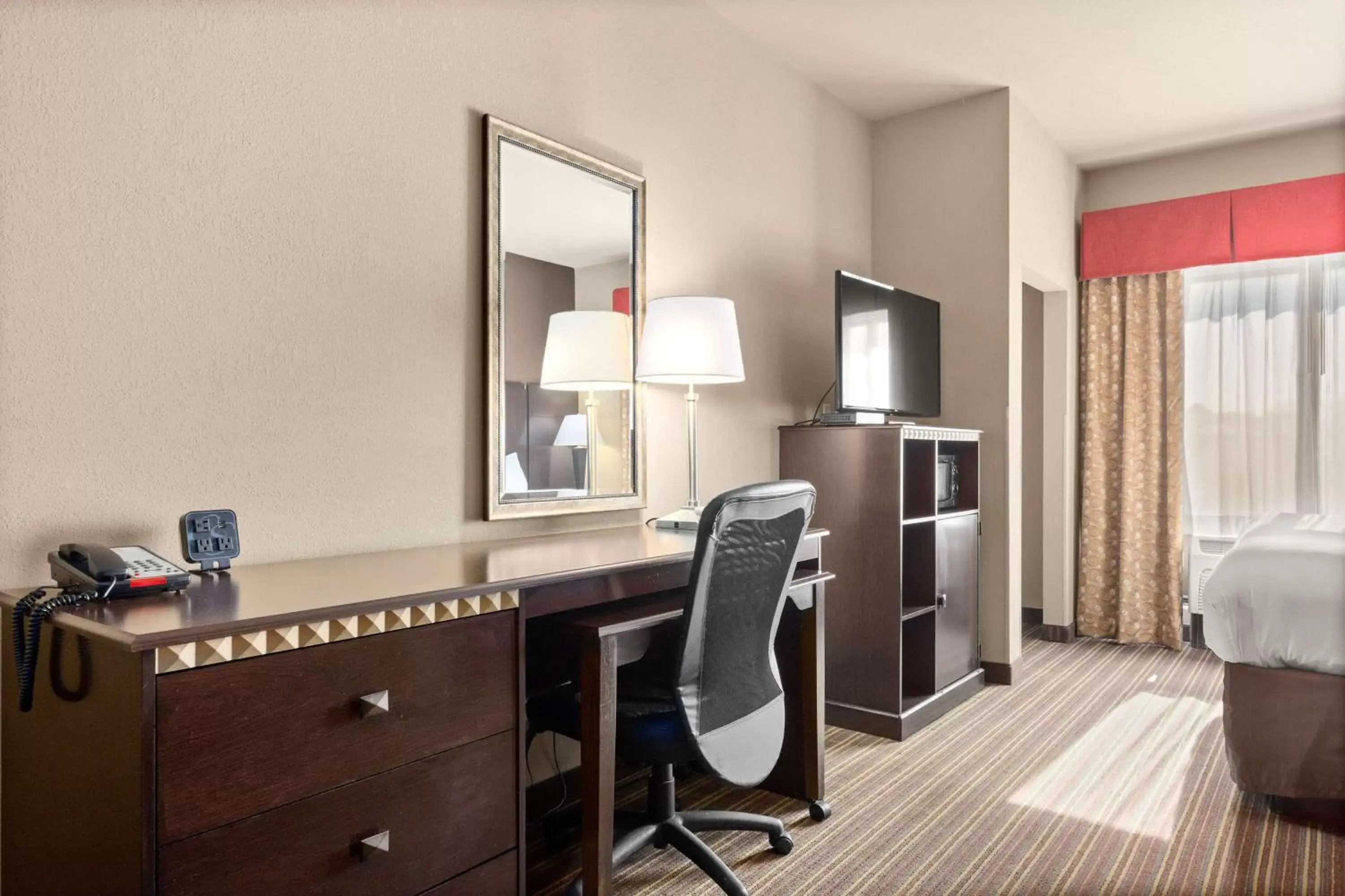 Photo of the whole room, TV/Entertainment Center in SureStay Plus Hotel By Best Western Portland Route 52 West