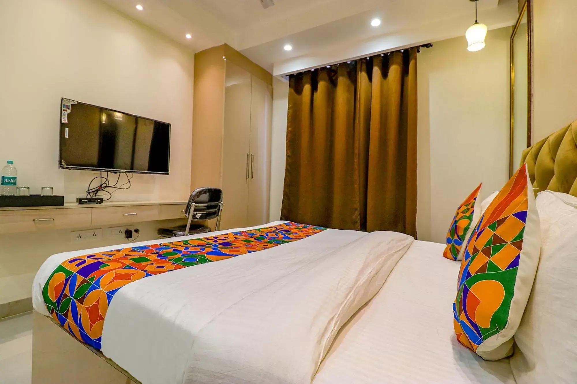 Bedroom, Bed in FabHotel Pitampura Bedroom, Bed in FabHotel Pitampura