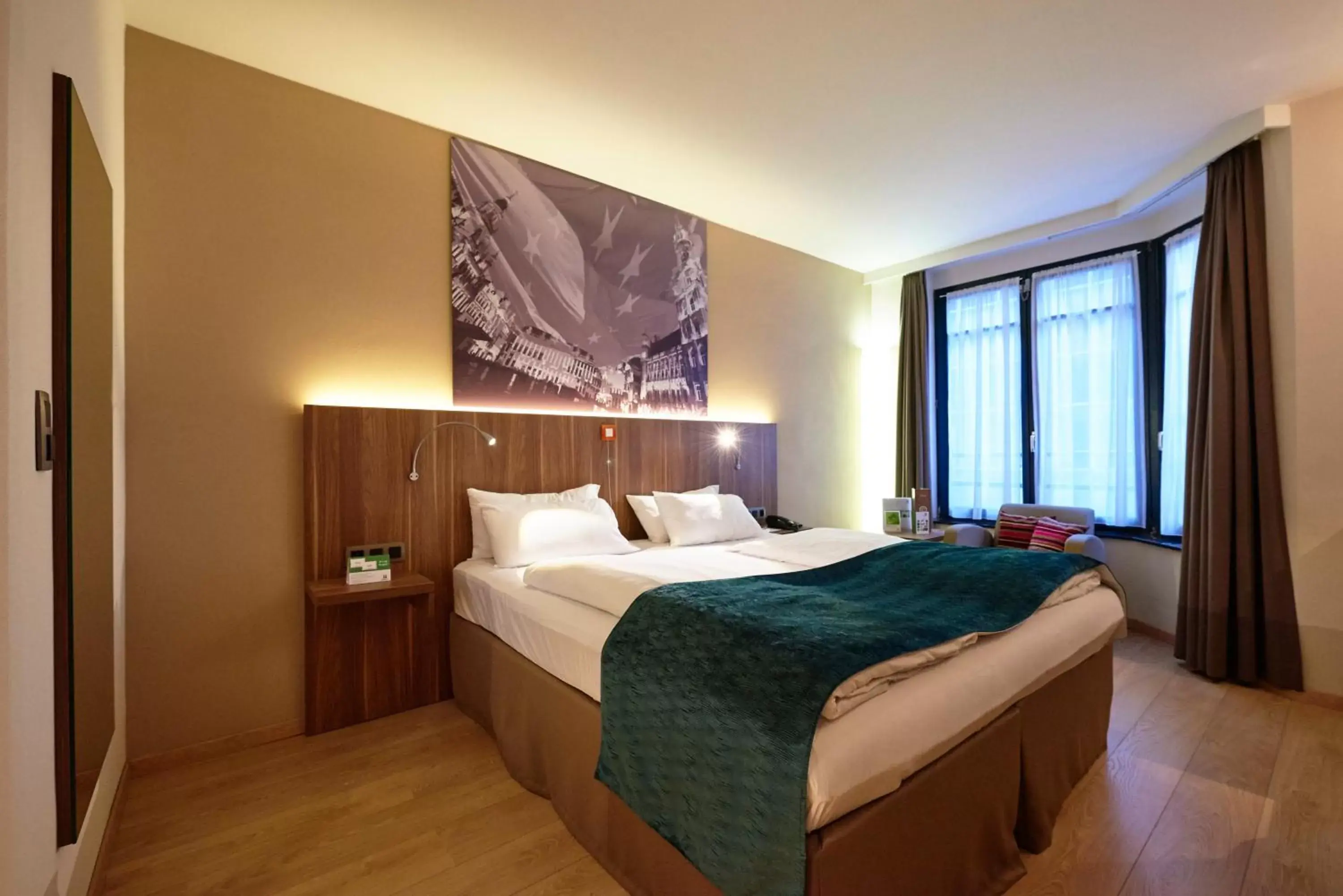 Photo of the whole room, Bed in Holiday Inn Brussels Schuman, an IHG Hotel