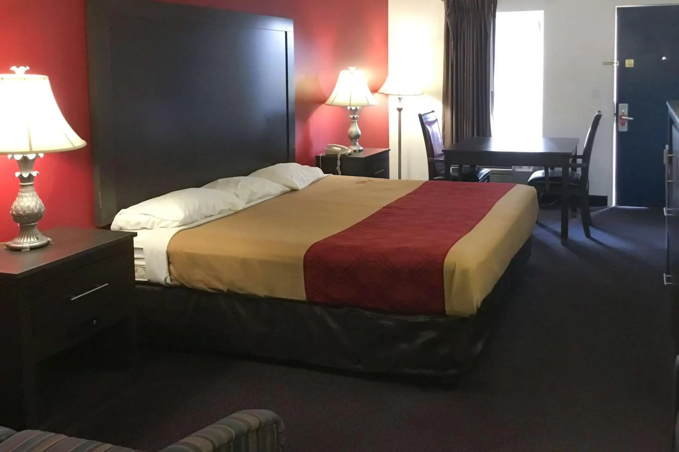 Photo of the whole room, Bed in Econo Lodge Ruther Glen