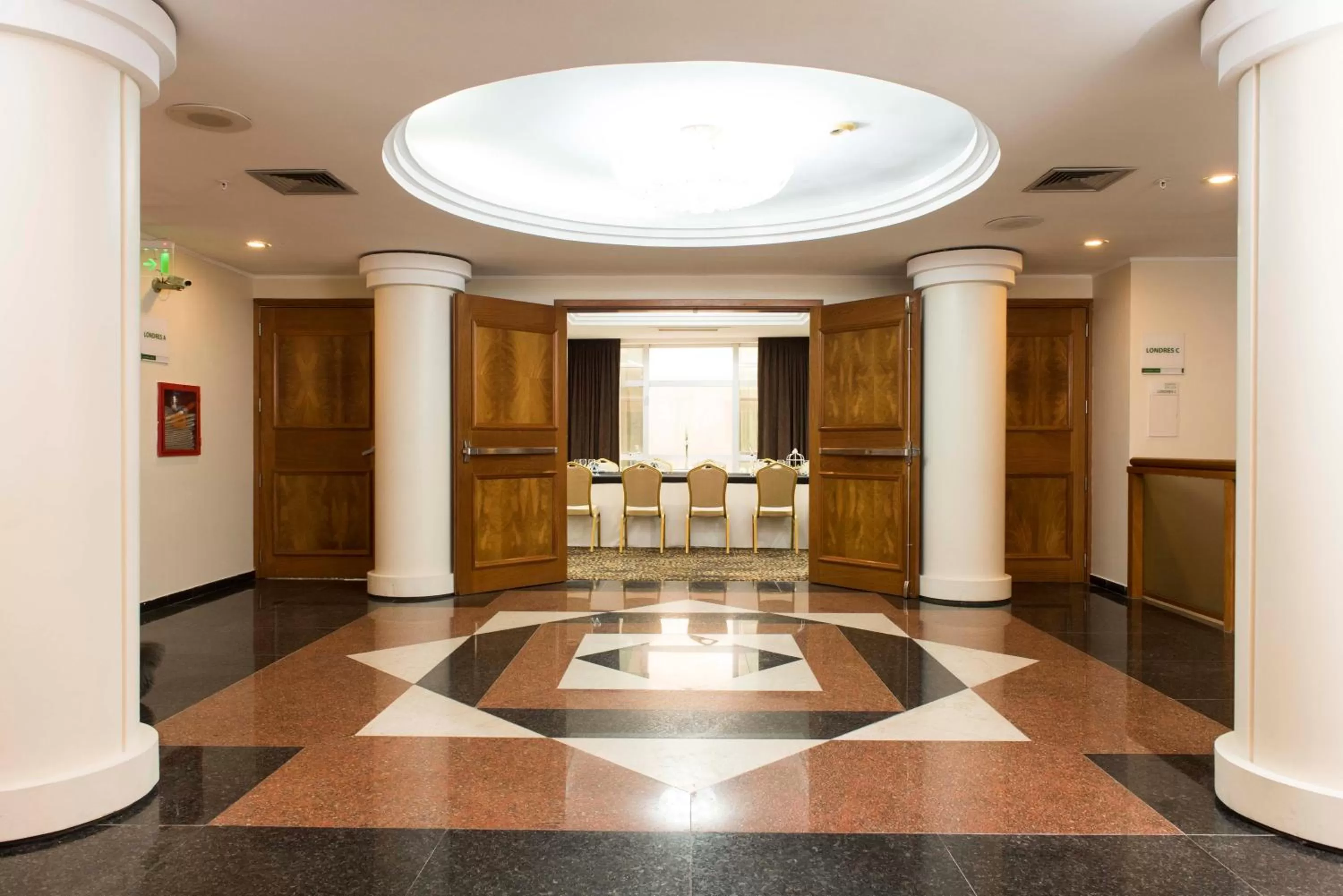 Restaurant/places to eat in Holiday Inn Montevideo by IHG