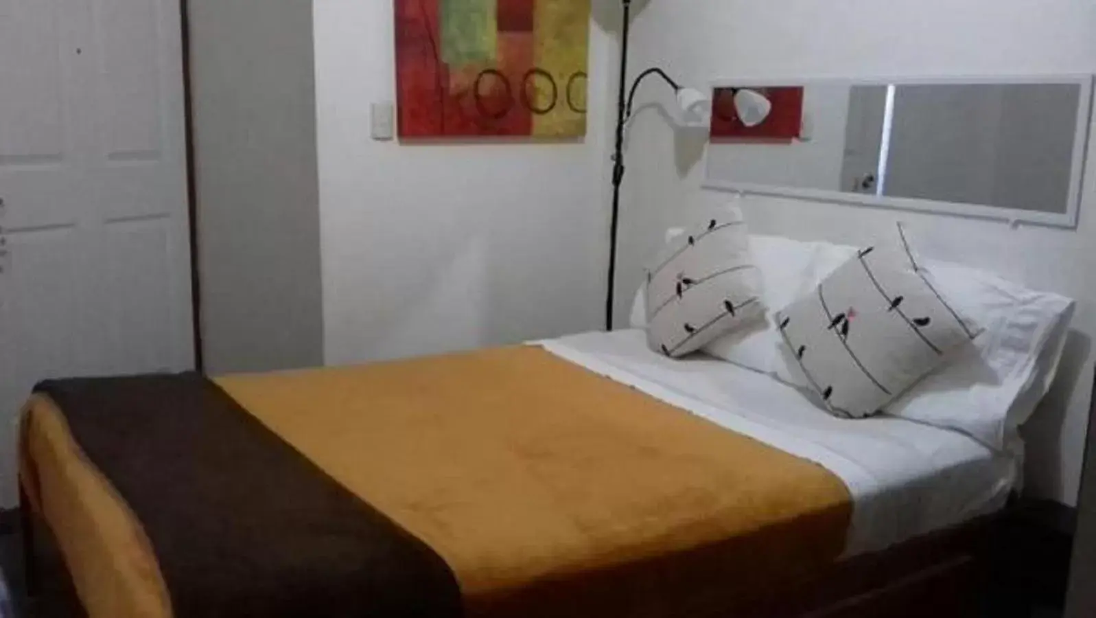 Single Room with Private Bathroom in Casa Echavarria