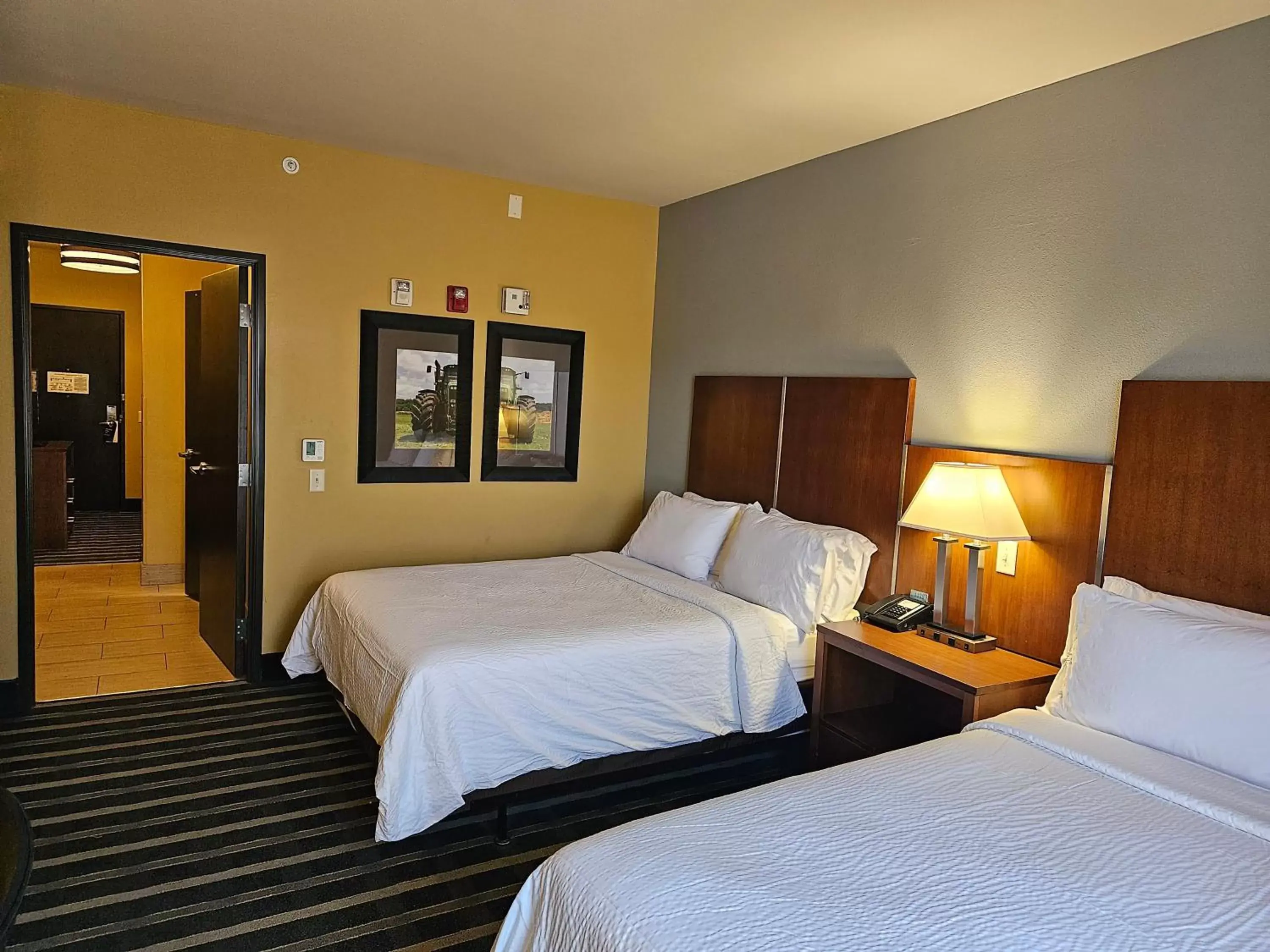 Bedroom, Bed in Holiday Inn Express & Suites Perry-National Fairground Area, an IHG Hotel