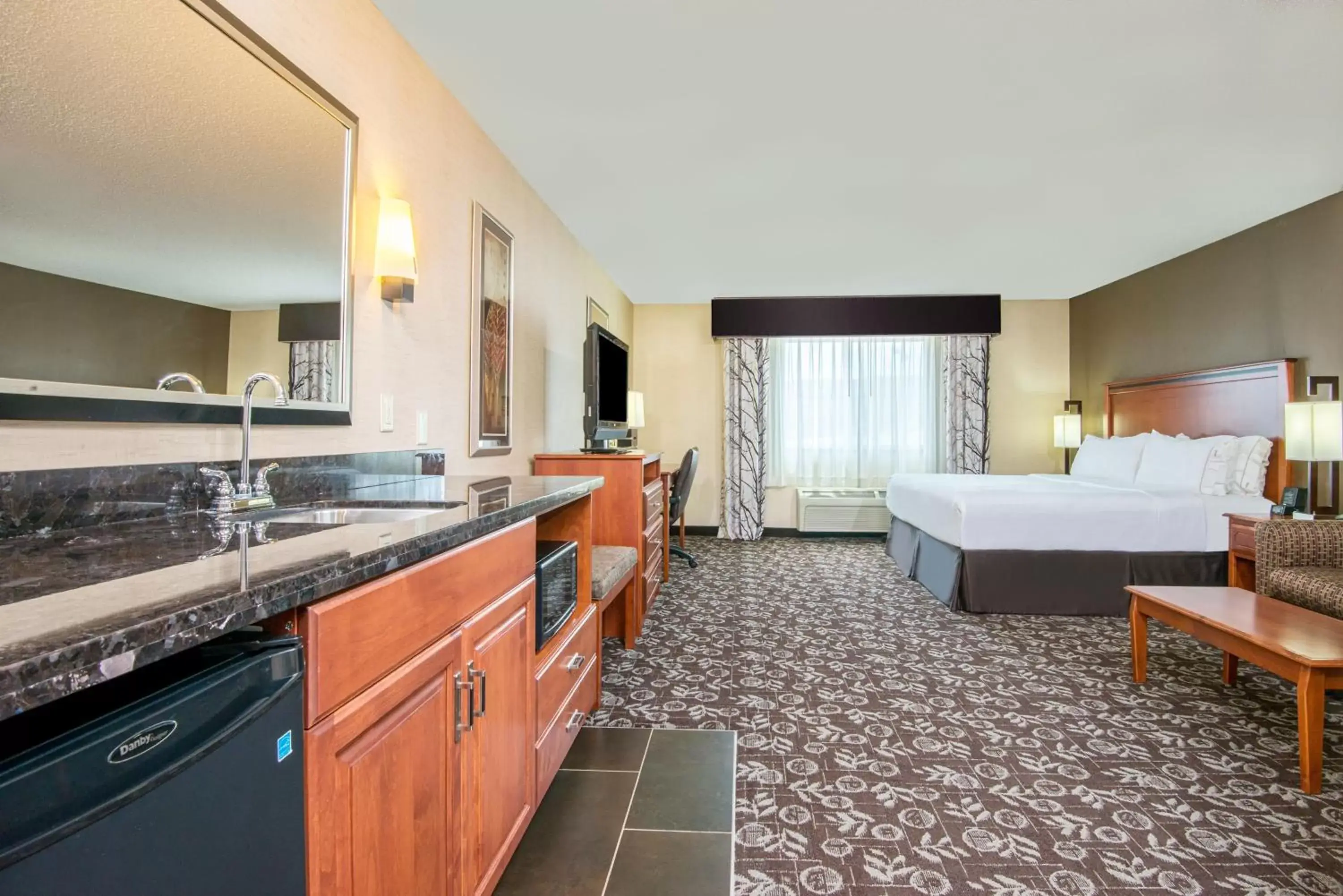 Bedroom, Kitchen/Kitchenette in Holiday Inn Express Casper I-25, an IHG Hotel