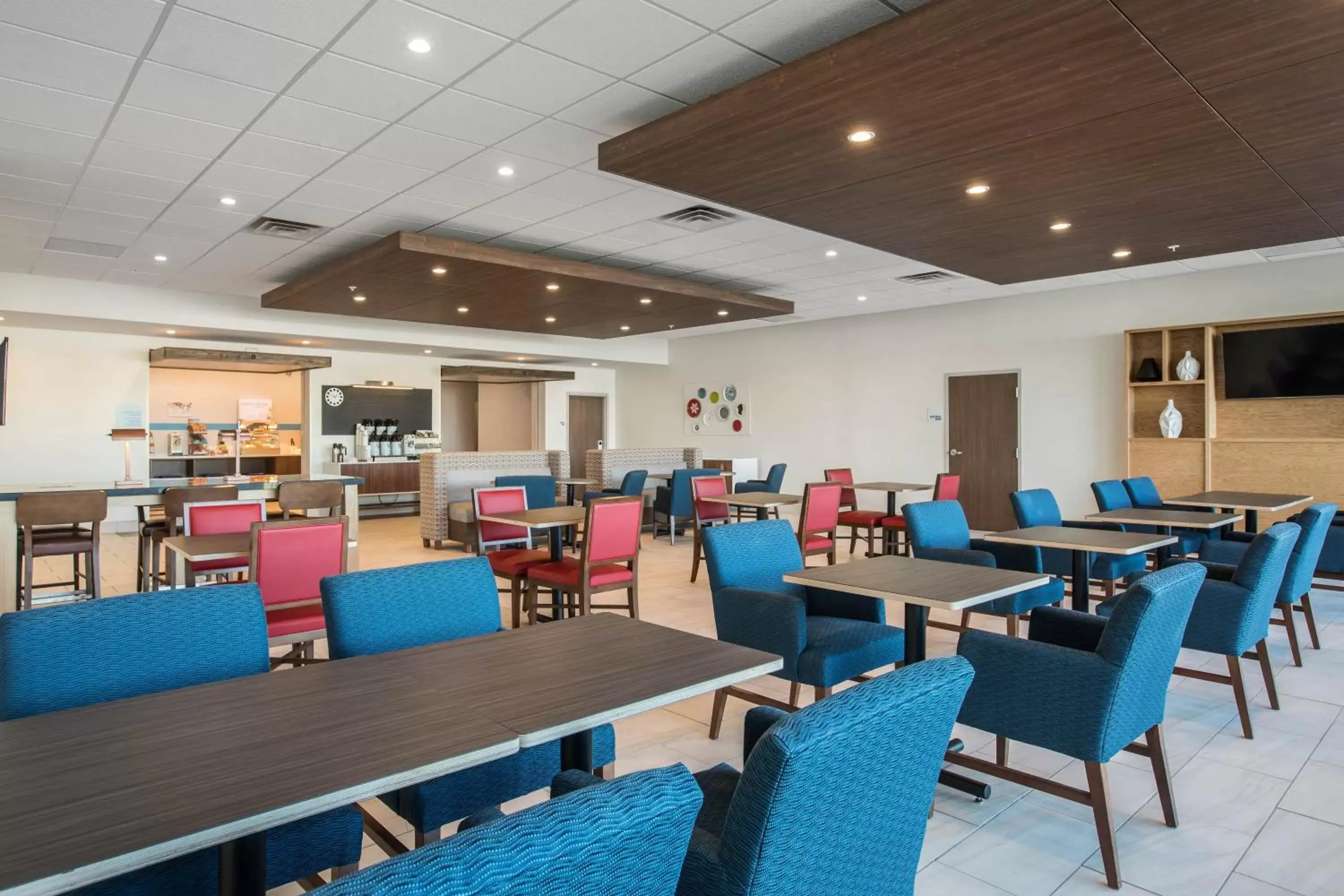 Breakfast, Restaurant/Places to Eat in Holiday Inn Express & Suites Ludington, an IHG Hotel