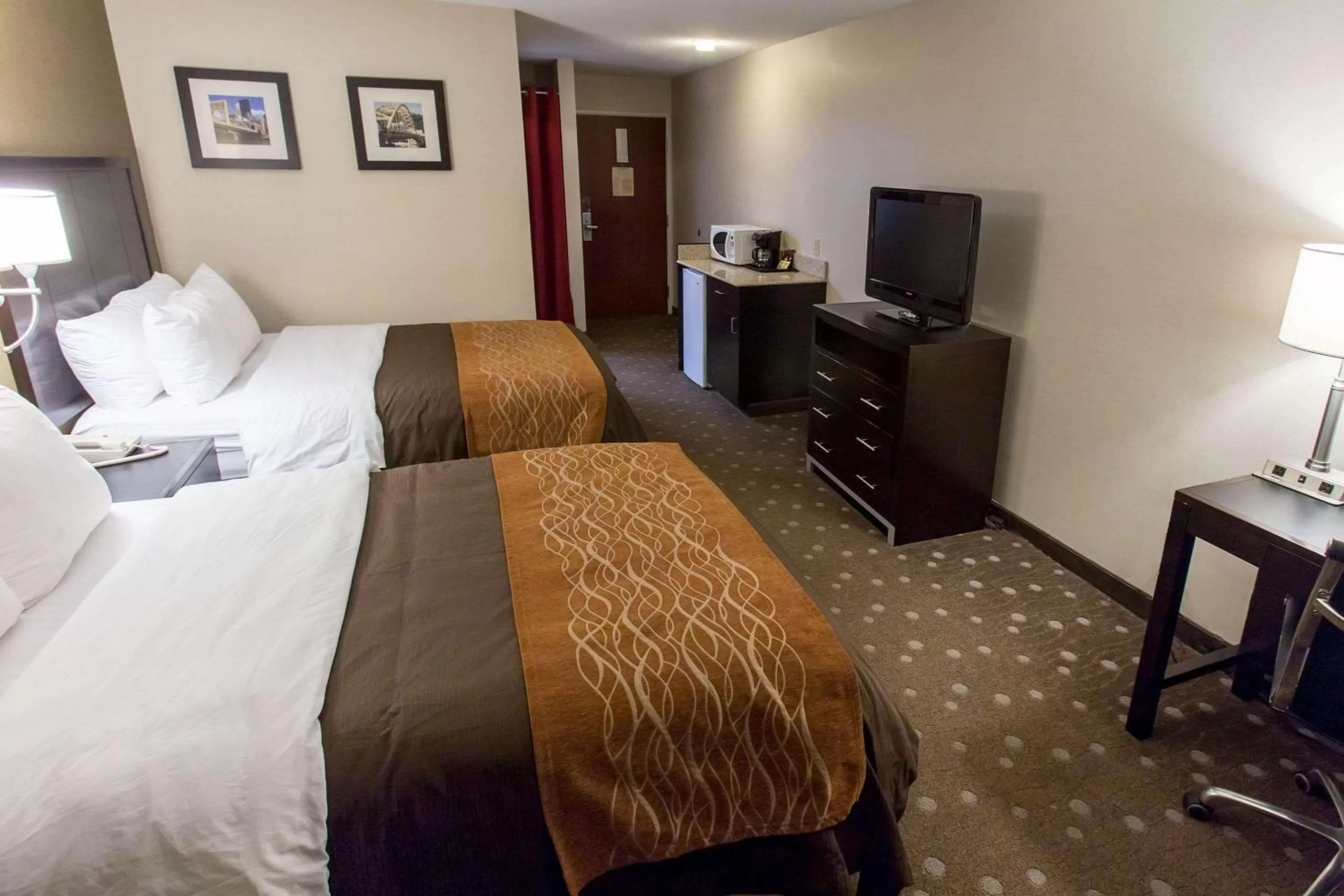 Photo of the whole room, Bed in Comfort Inn Pittsburgh Crafton