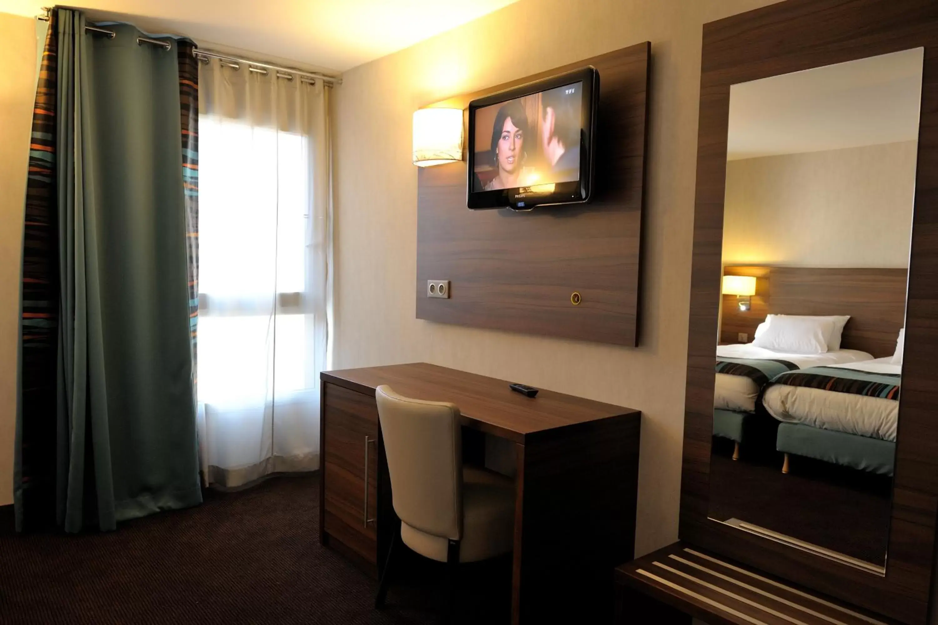 TV and multimedia, Bed in Holiday Inn Paris Montmartre, an IHG Hotel