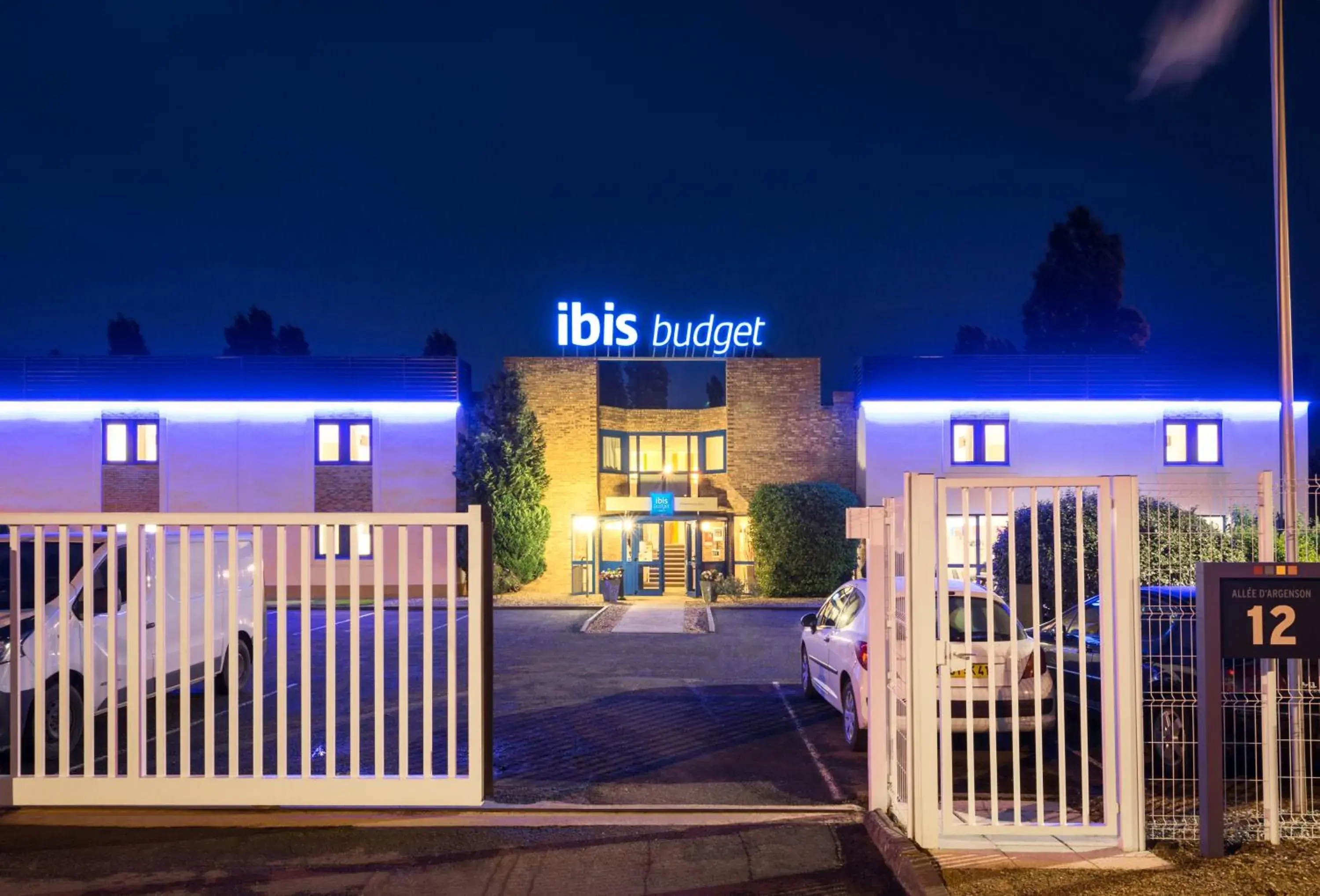 Night, Facade/Entrance in ibis budget Châtellerault Nord