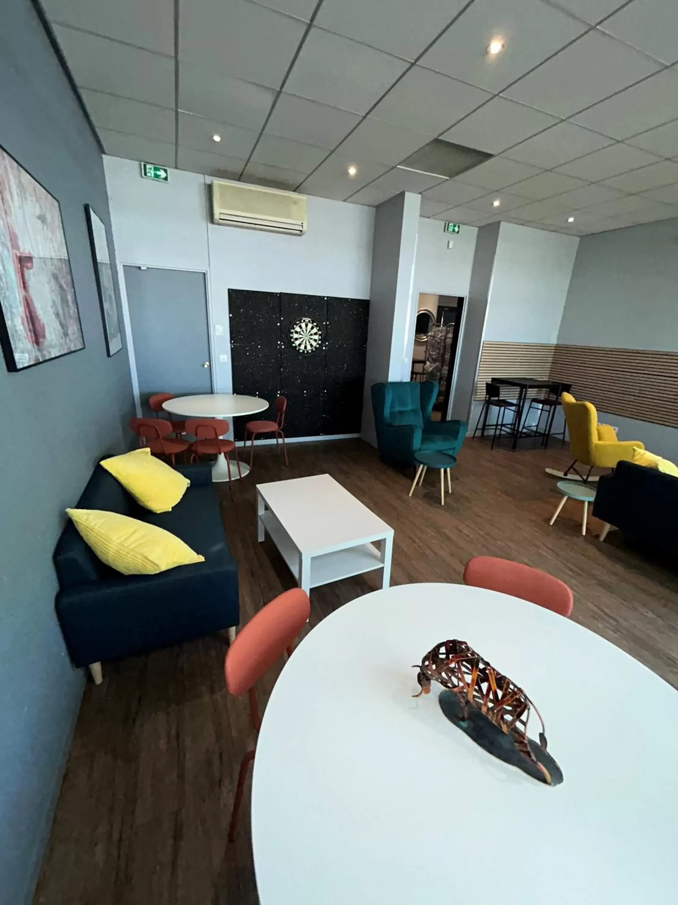 Communal lounge/ TV room in Kyriad Marne-La-Vallée Torcy
