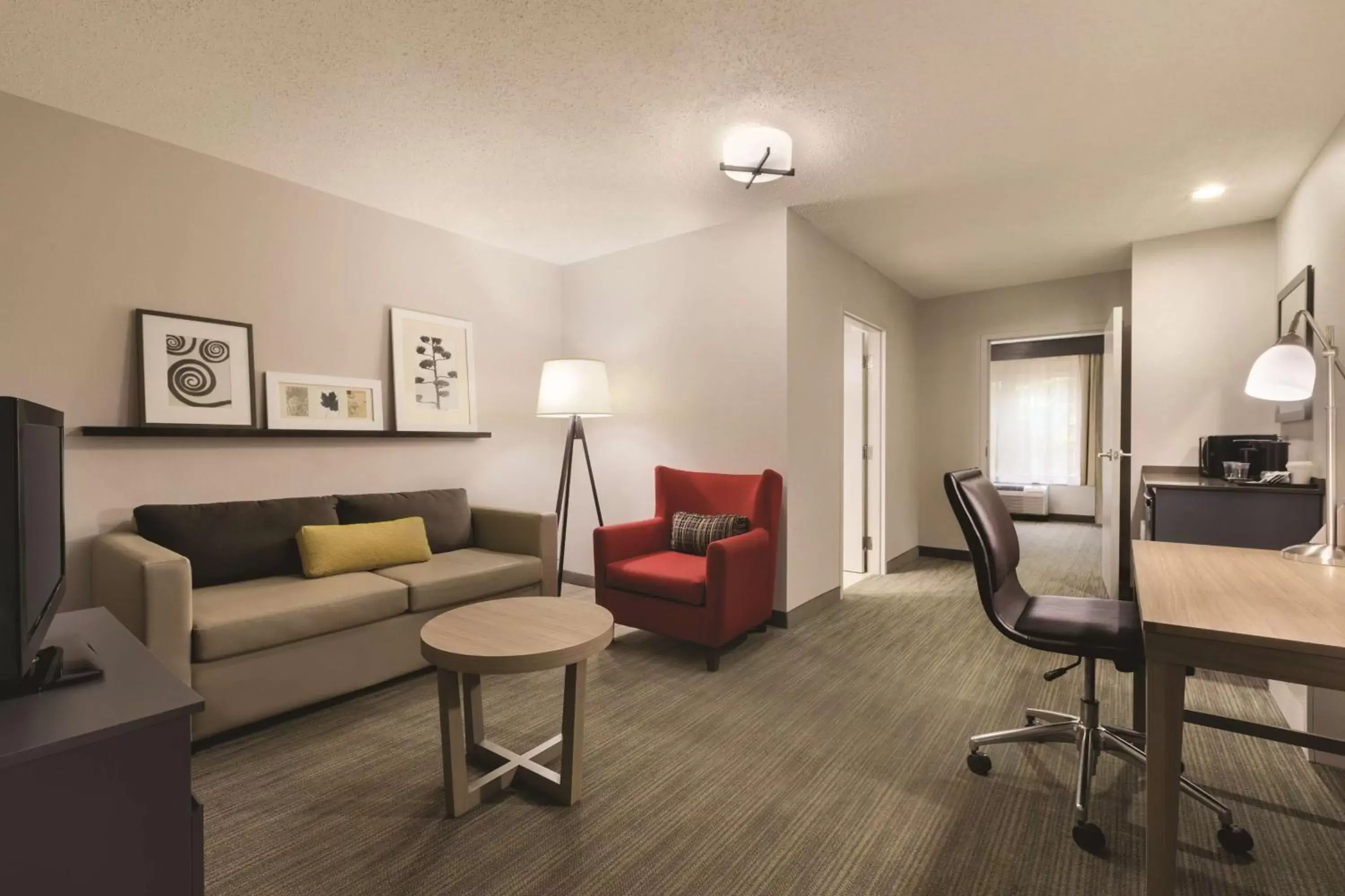 Photo of the whole room, Seating Area in Country Inn & Suites by Radisson, Roanoke, VA